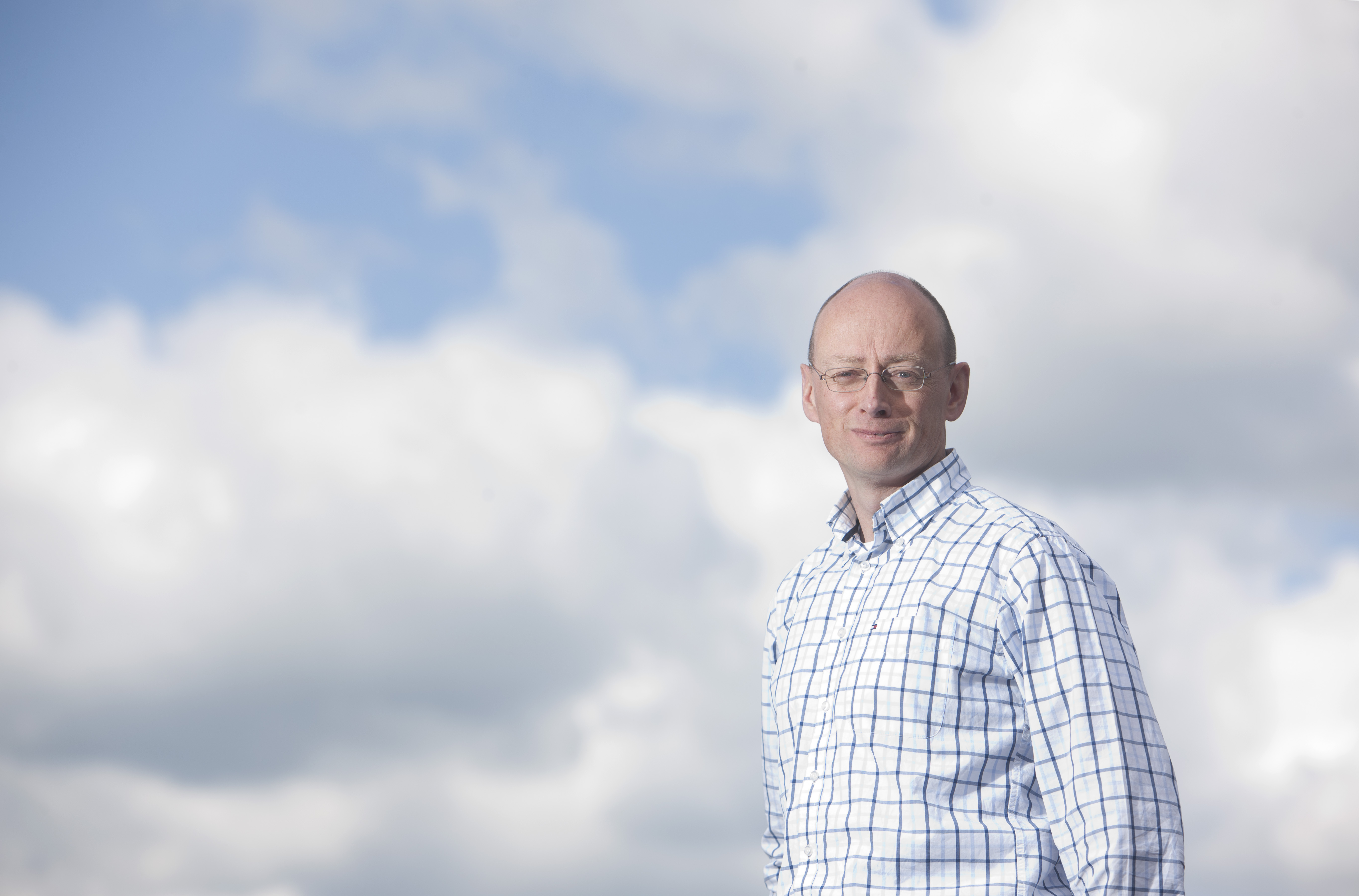 Uitvoerder Mark Eijbersen van het asfaltloket.