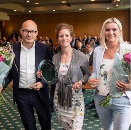 Winnaar Yvette Naaijkens (midden) is uitgeroepen tot de beste tendermanager van Nederland 