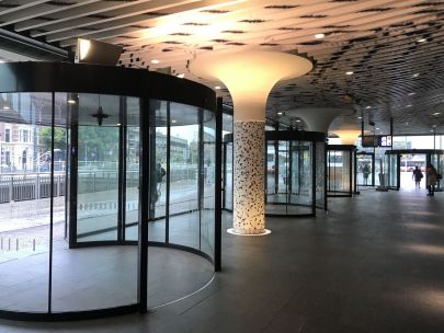 De eigenwijze draaideuren in station Delft leiden hun eigen leventje.  Beeld: ProRail