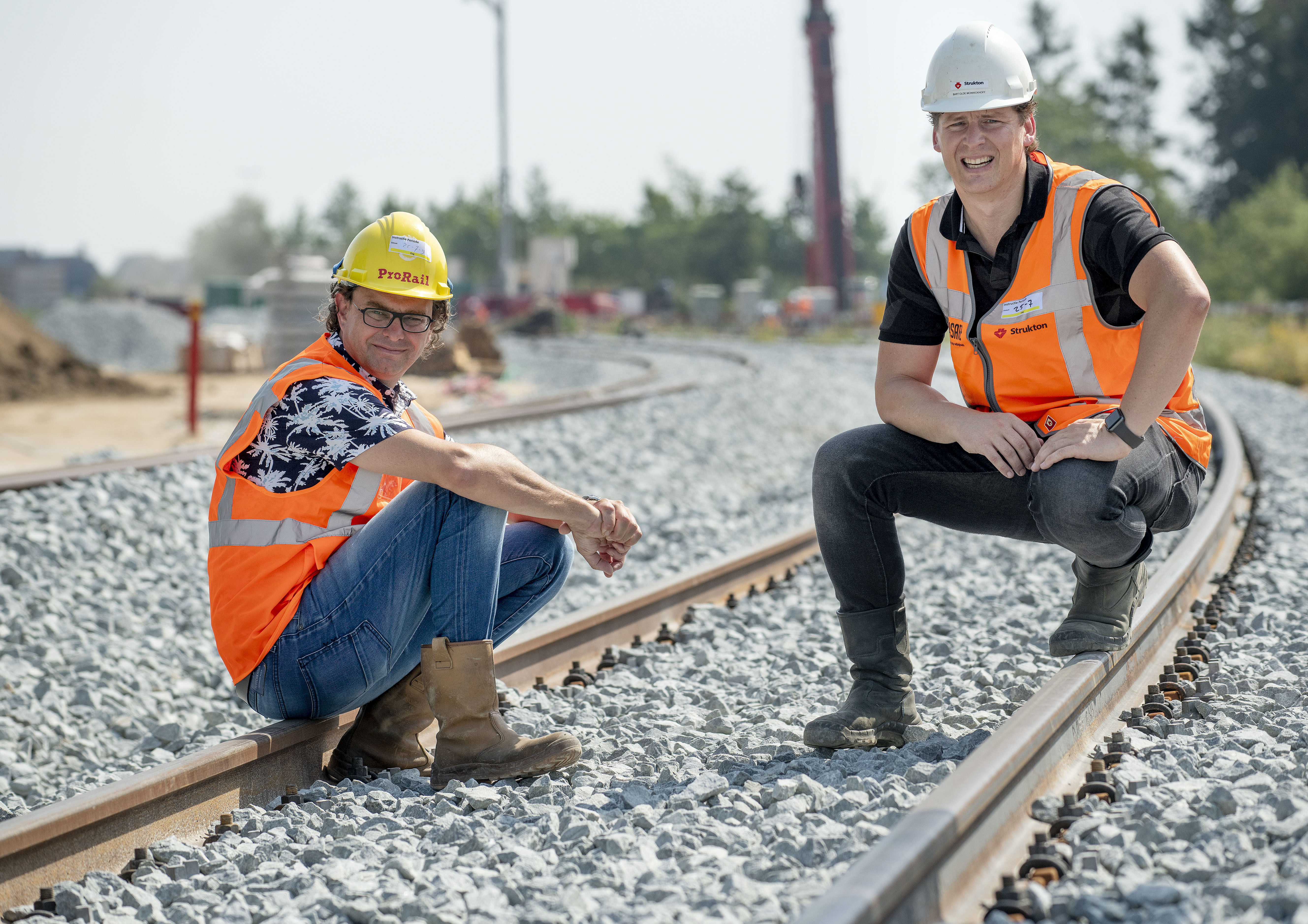 Marco Verkuil, bouwmanager Prorail (links) en Bart Olde Monnickhoff projectmanager Strukton: "Zonnebrand en extra rustpauzes met deze hitte, maar het werk moet wel af."  Foto: Ruben Meijerink/APA 