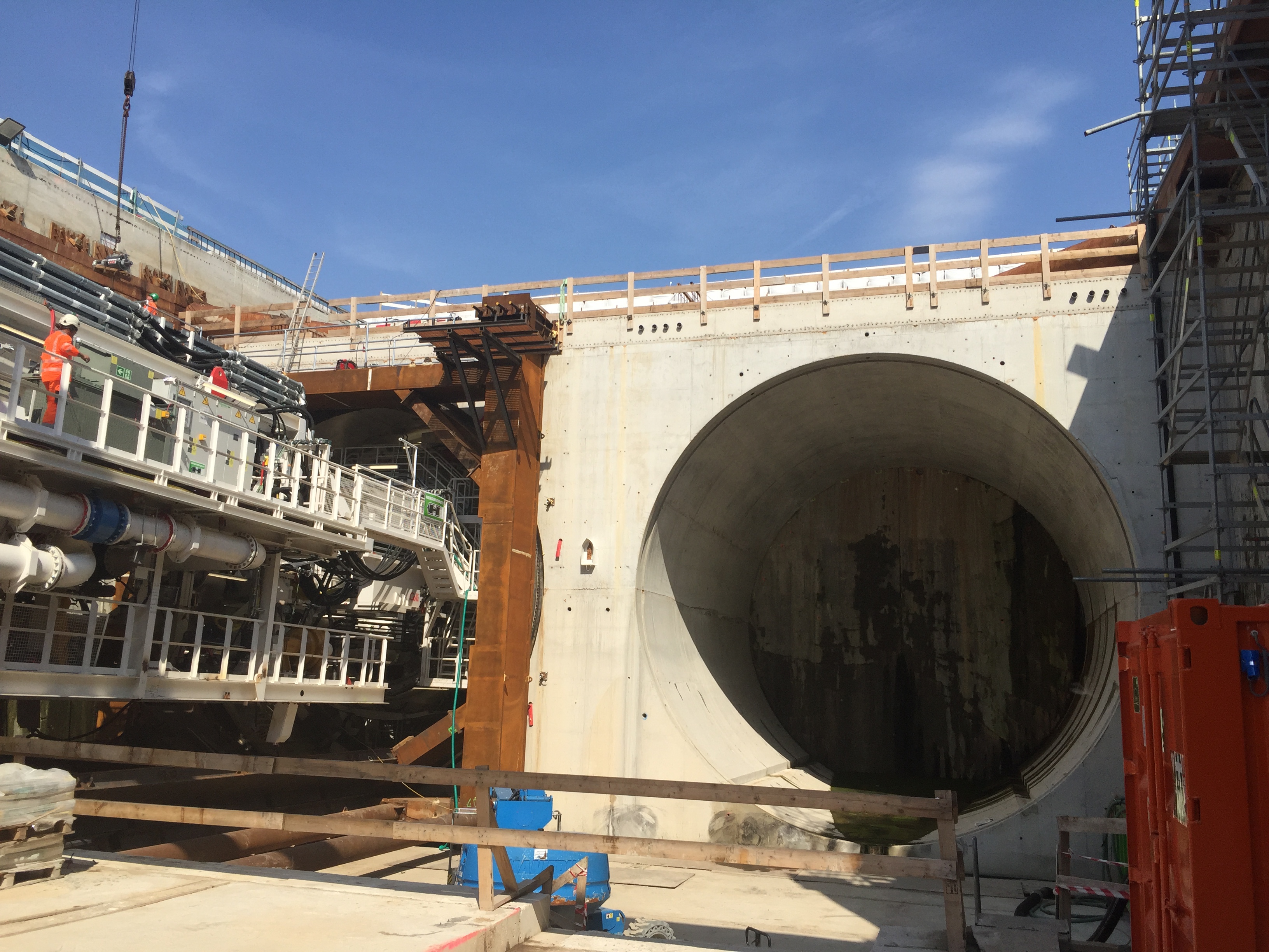 Links de tunnelboormachine en rechts de andere tunnelbuis met een diameter van 11 meter. Foto's: Ingrid Koenen