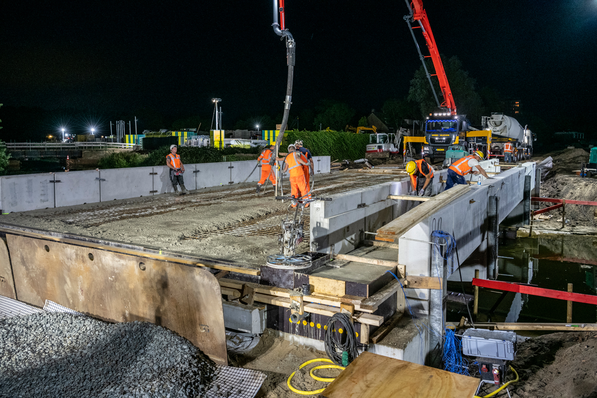 Bouwvakkers zijn druk aan het werk aan de Karnemelkslootbrug. Foto: Gerrit Serné