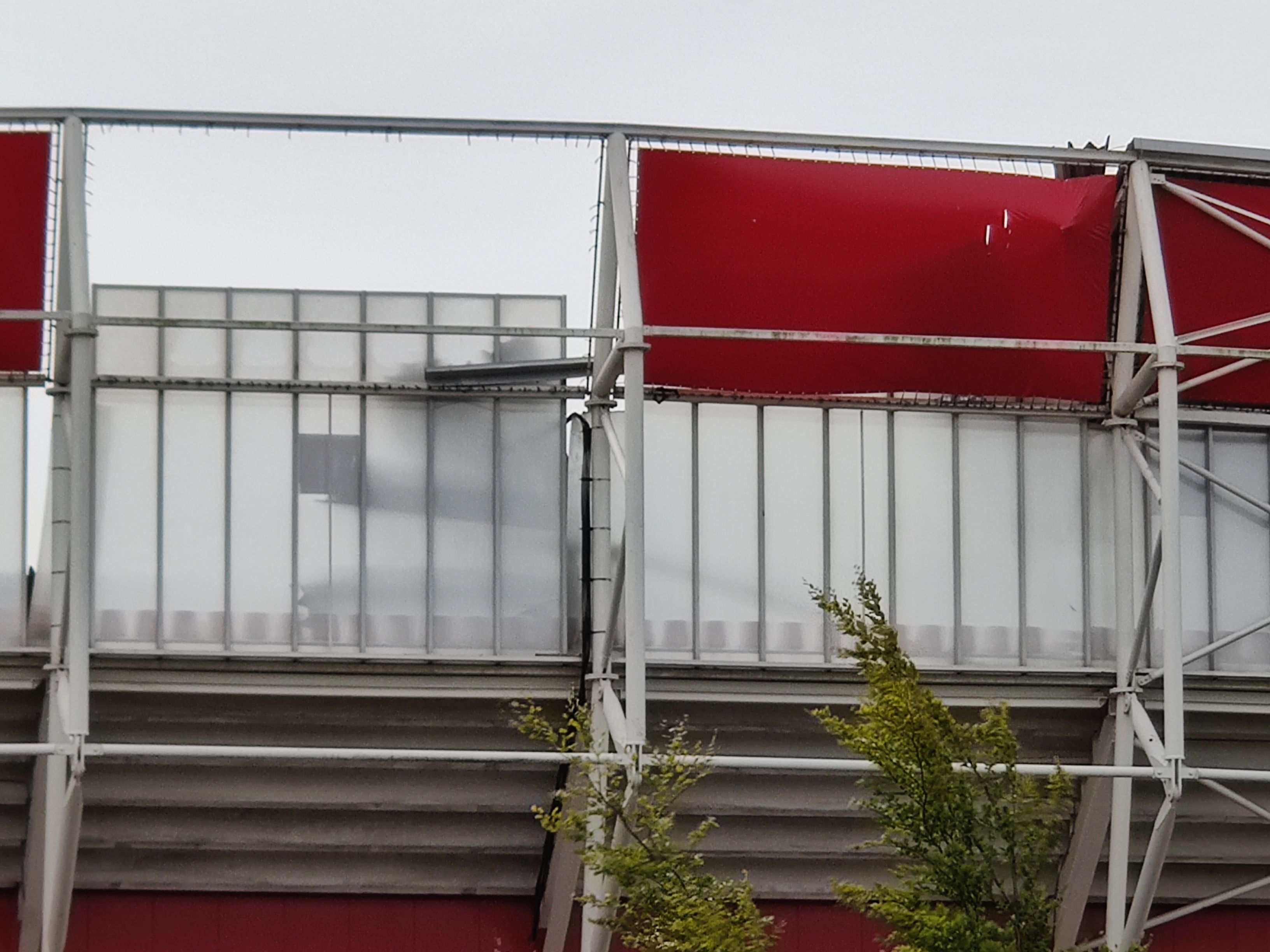 Buitenzijde AZ-stadion. Te zien is waar het dak ingestort is. 