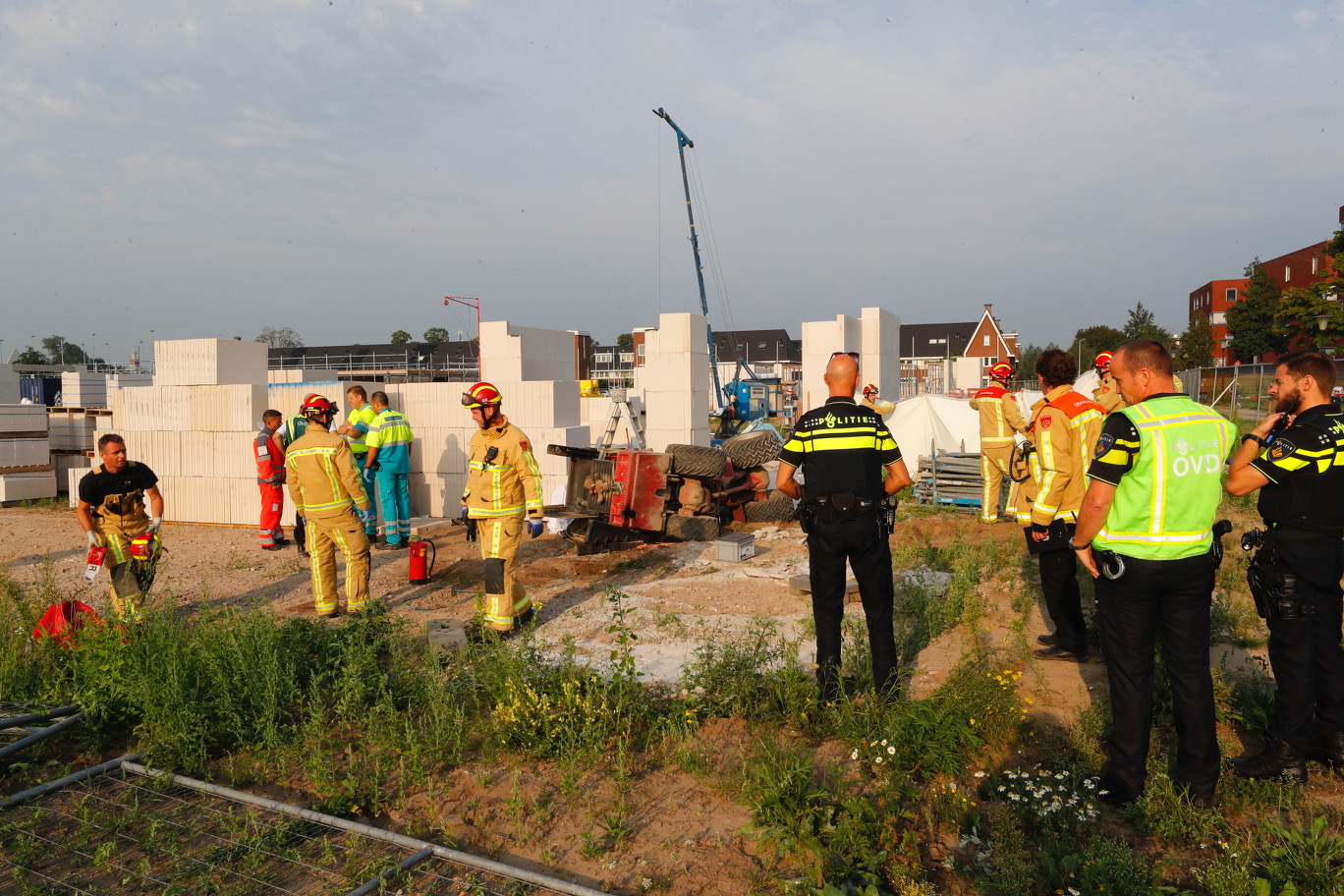 Ambulance en politie aanwezig op het bouwterrein na het ongeval. Foto: Bert Jansen