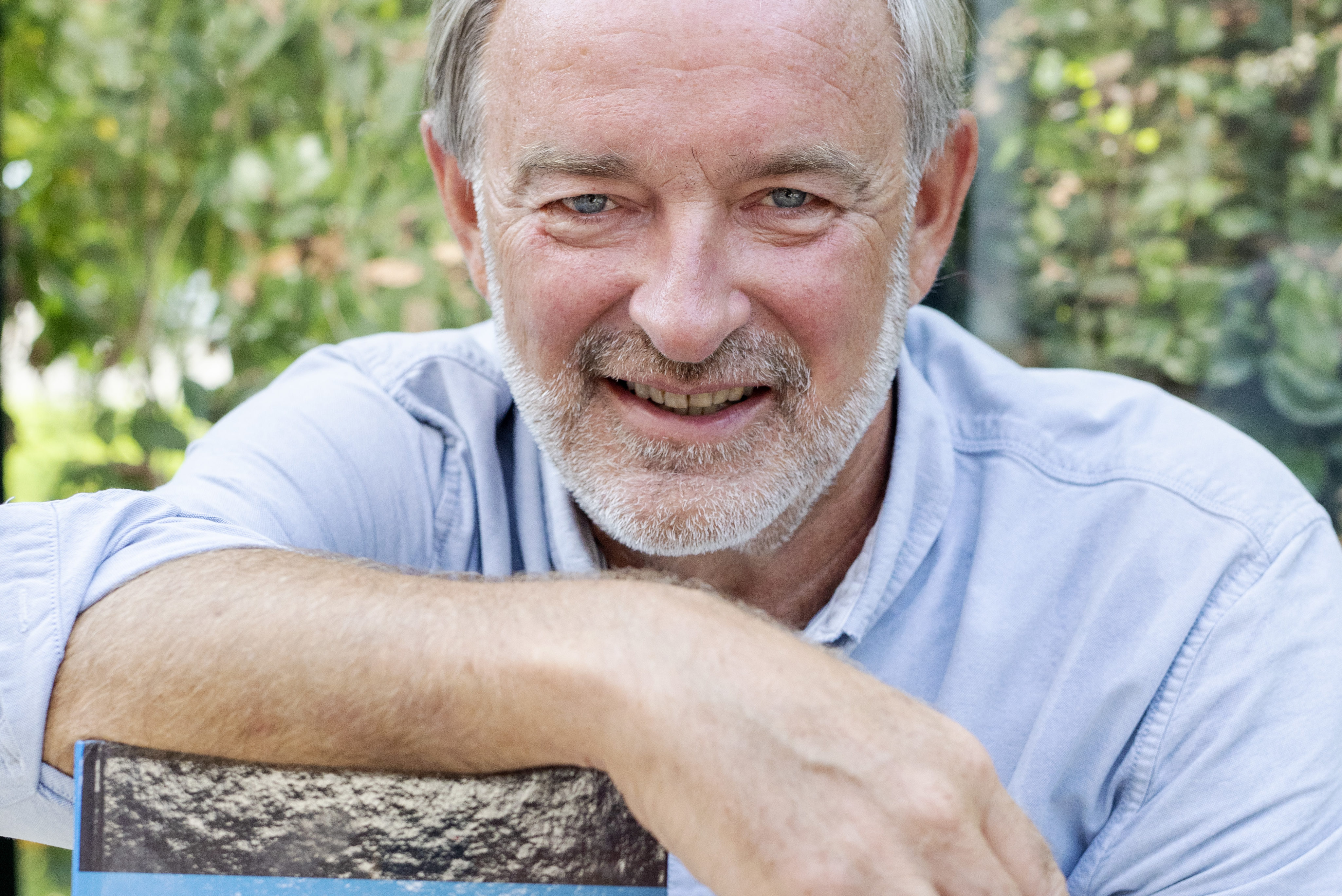 Oud-Strukton-directeur Hans Moll met zijn boek van 'Kracht naar macht'' 
Foto: Guido Benschop