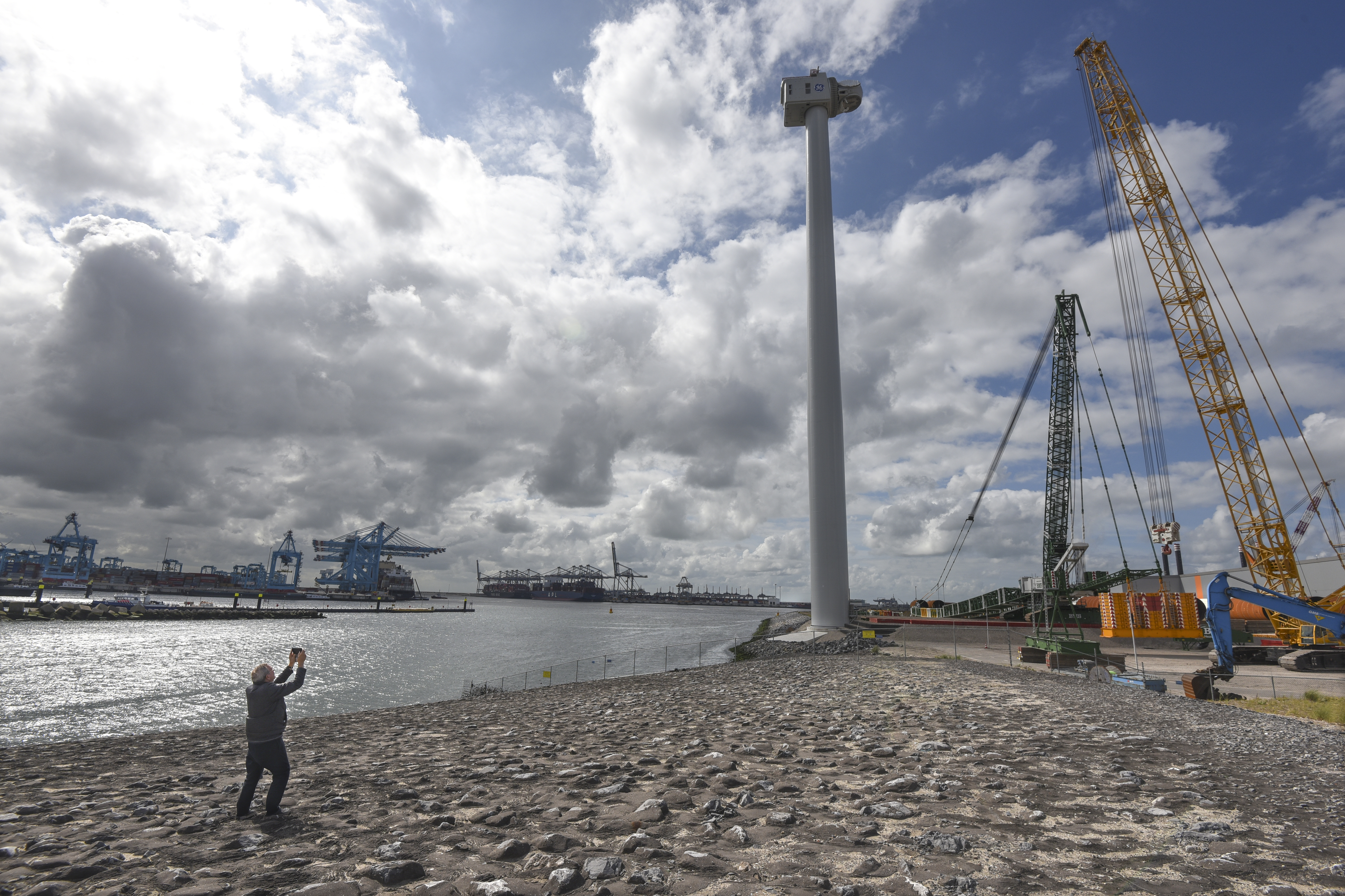 Rotterdam Maasvlakte 3 september 2019.
Wachten op Wieken.
De grootste windmolen van Nederland op het vaste land wacht op wieken. Het prototype Haliade-X 12 MW 

Het project, een samenwerking tussen GE Renewable Energy, Pondera Development en Sif, wordt in totaal 260 meter hoog en moet jaarlijks 67 gigawattuur aan energie kunnen leveren. De Haliade-X 12 MW blijft volgens de plannen twintig jaar in Rotterdam staan. Na vijf jaar testen blijft de turbine nog vijftien jaar draaien. Alhoewel de turbine is ontwikkeld voor offshore windparken, vinden de testen in Rotterdam plaats aan land omdat de installatie beter bereikbaar is. (bron Port of Rotterdam) Foto Ries van Wendel de Joode