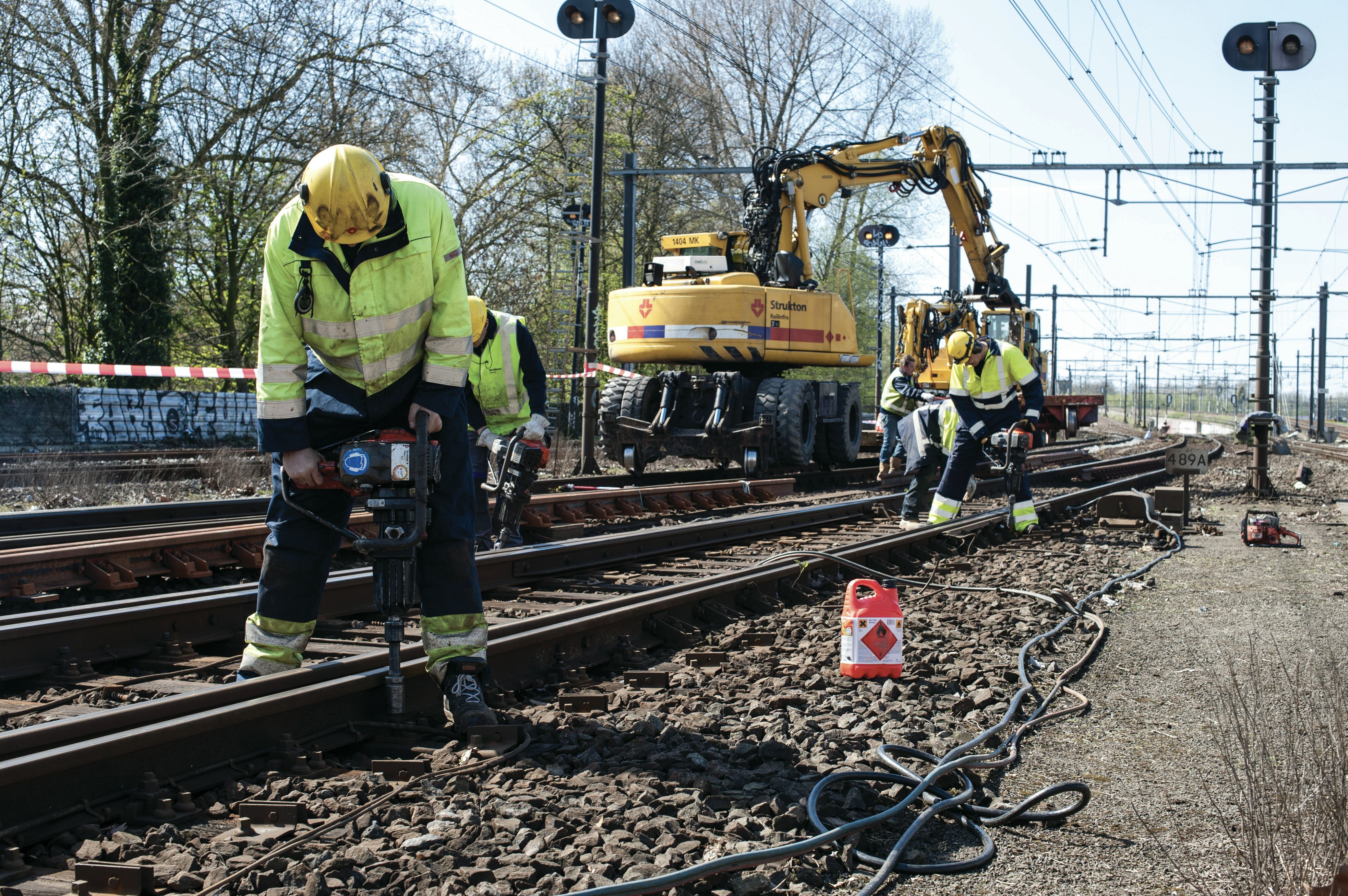 Minimaal 30 statushouders aan het werk in de spoorsector.