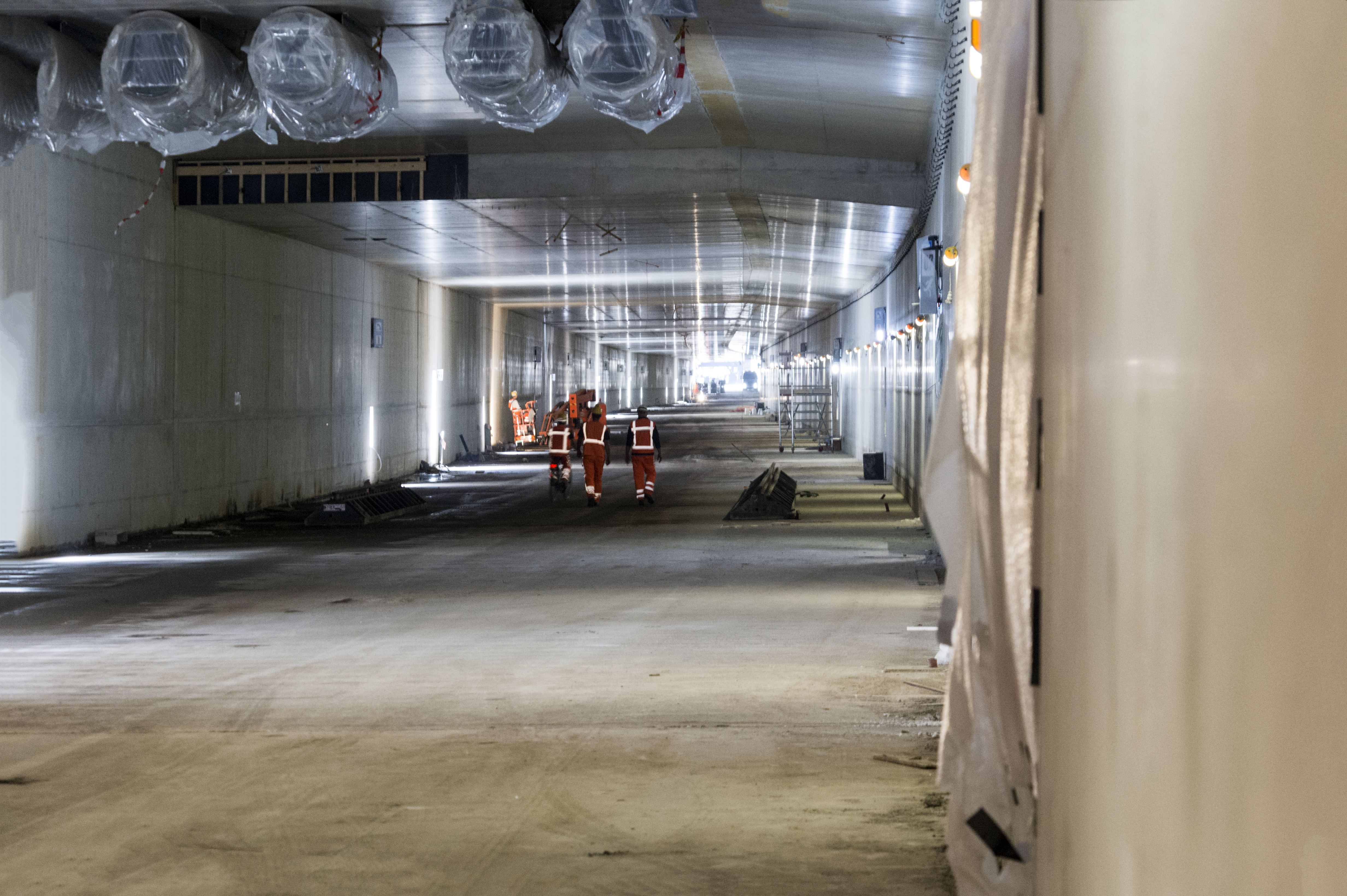 Ook in de Gaasperdammertunnel is beton gebruikt dat te snel afspat. Daarom worden de wanden momenteel voorzien van hitteschilden.