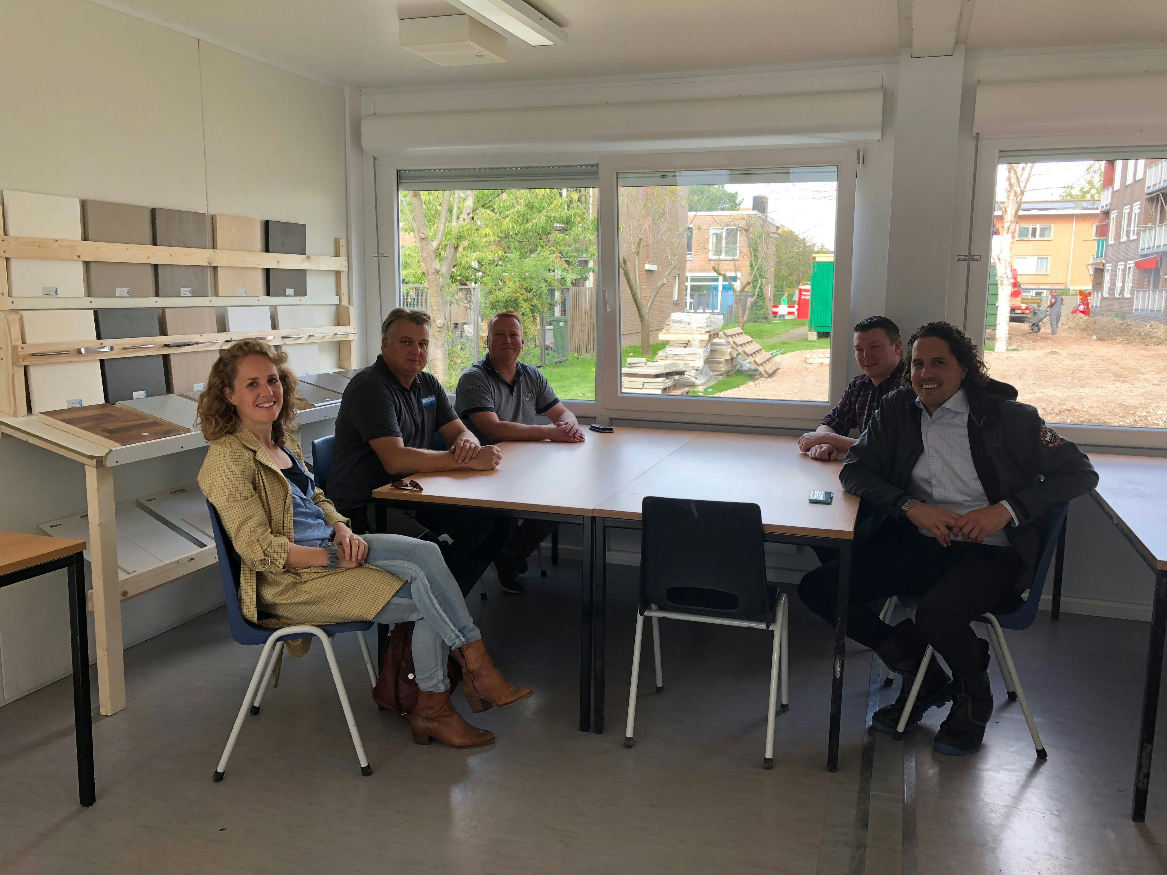 “Overleg met verschillende bouwpartijen vindt meestal in de bouwkeet plaats. Van links naar rechts: Mirjam Ott, projectleider techniek bij Woonstad; Ron Betist van Willems Vastgoedonderhoud; Sander de Waal, projectcoördinator Woonstad; Tim Bloom werkvoorbereider Willems Vastgoedonderhoud en Sander Willems, directeur Willems Vastgoedonderhoud.