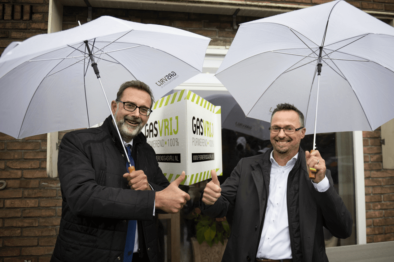 Chris Kuijpers, directeur-generaal Bestuur, Ruimte en Wonen bij het Ministerie van BZK (links) en wethouder Paul van Meekeren 
in de Purmerendse wijk Overwhere Zuid toen de eerste woningen van het gas af gingen. Foto: gemeente Purmerend
