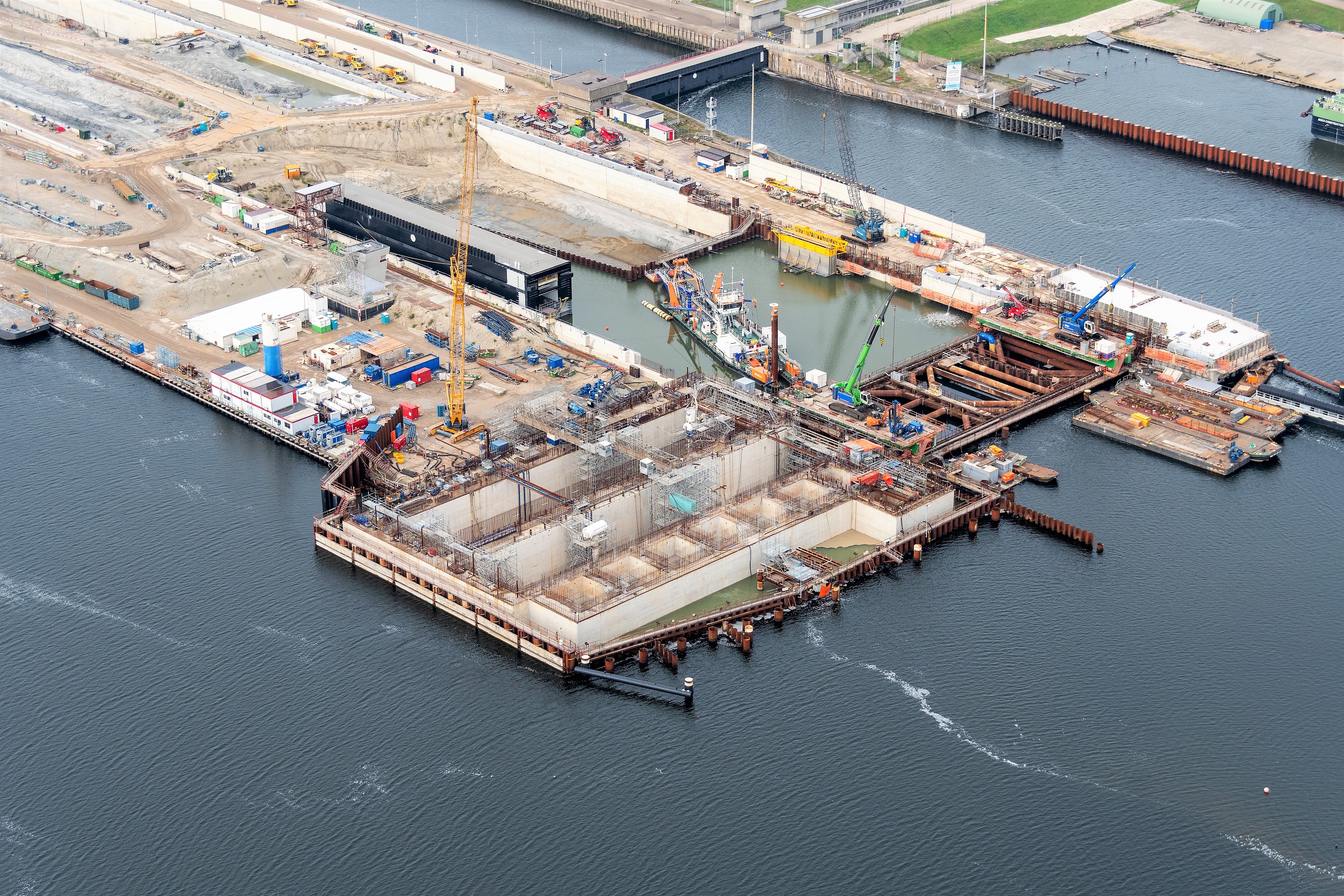 Luchtfoto van de zeesluis, het caisson van het binnenhoofd. Beeld: Rijkswaterstaat/topview Luchtfotografie