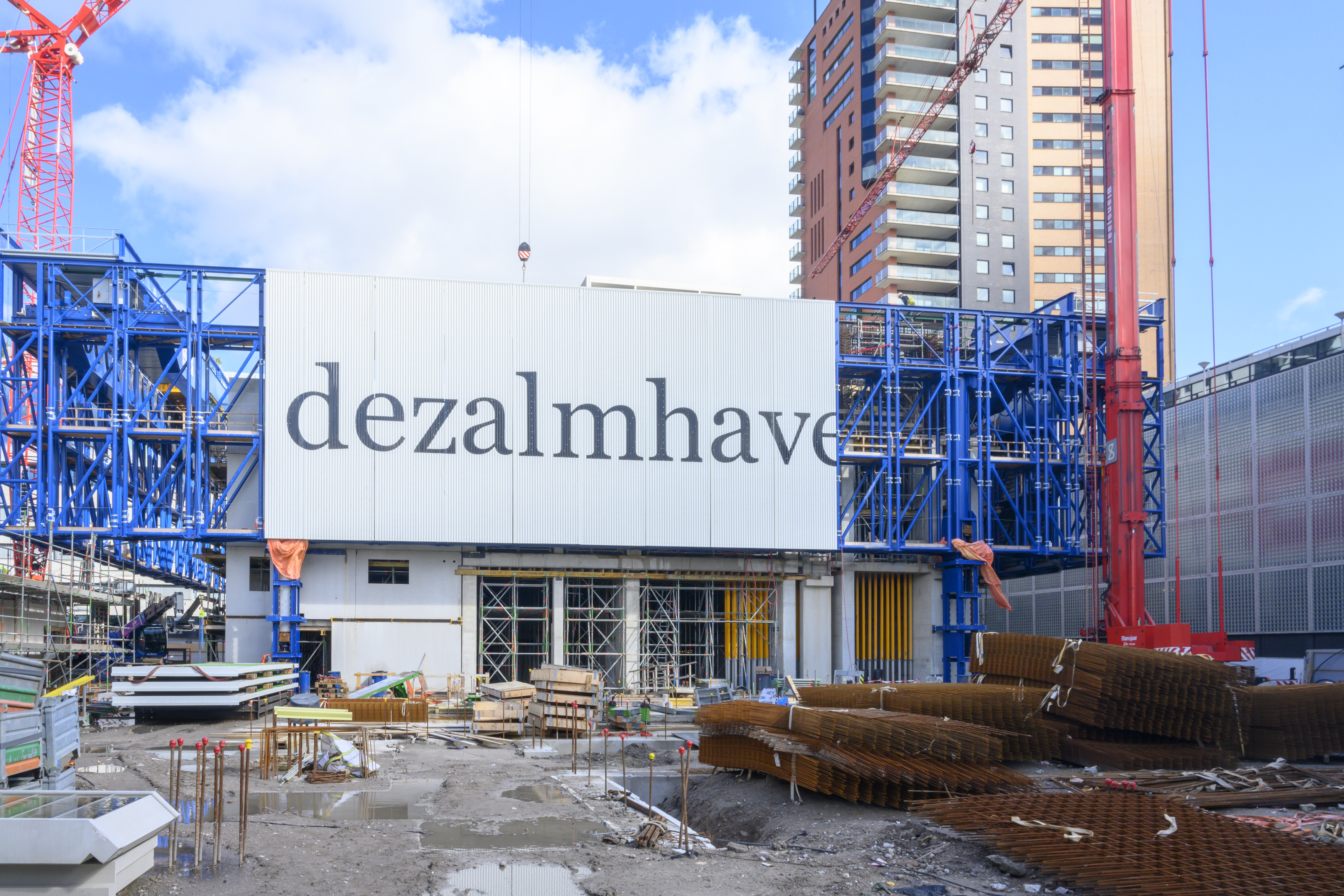 Het blauwe skelet van de loods is af. Nog even de gevelbeplating er tegenaan en de beweegbare fabriek is klaar voor de start.