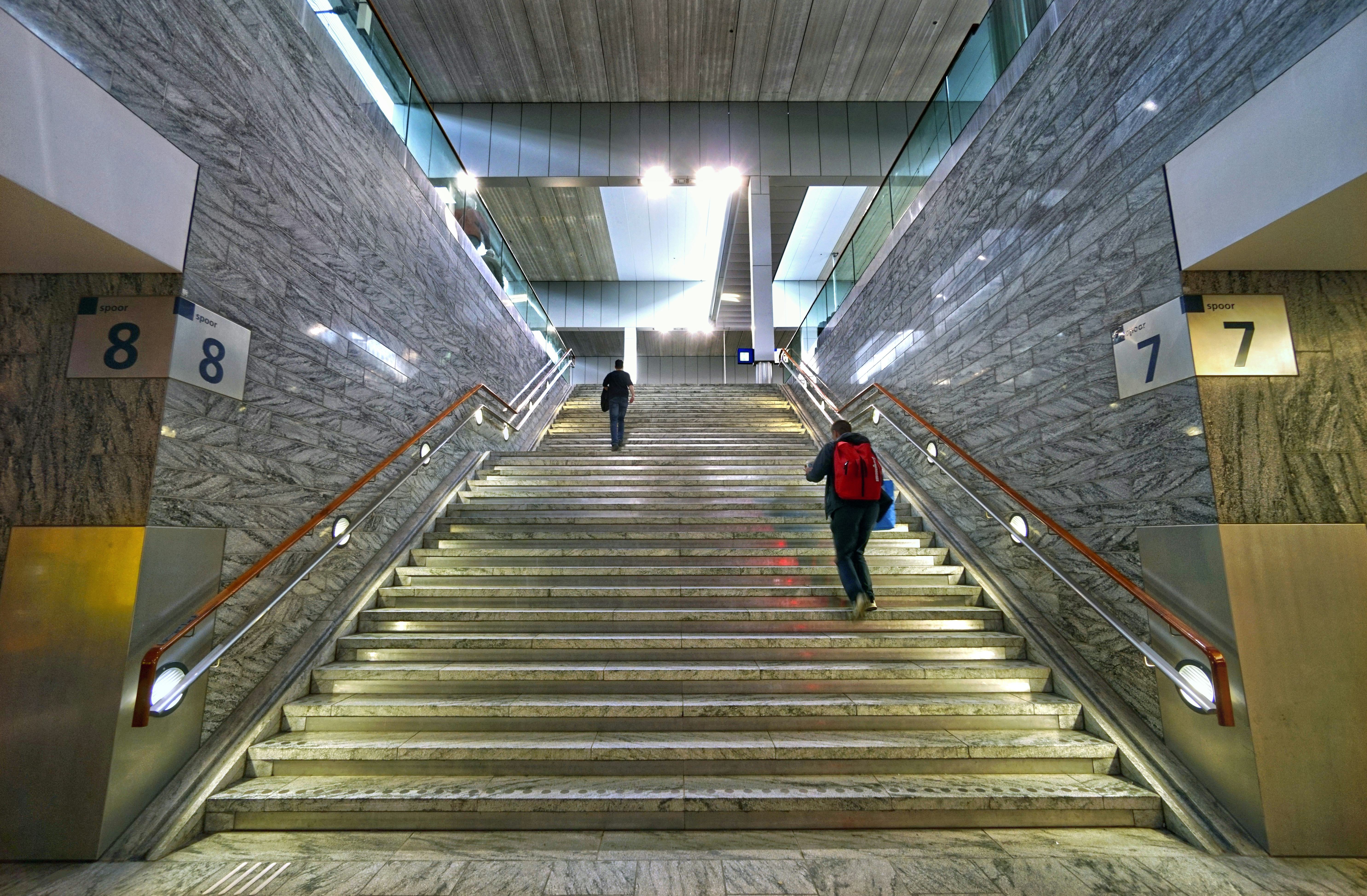 Nederland, Breda, 7-4-2019 
In het station van Breda .Glanzende trappartij, ontwerp van Koen van Velsen .
Foto: Flip Franssen