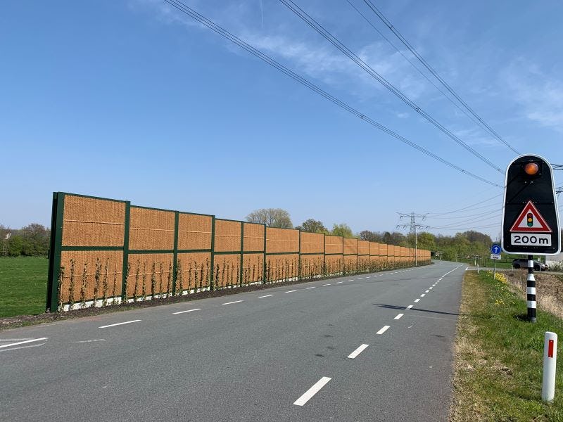 Kokowall Geluidsscherm H=2,5m en L=100m uitgevoerd in RAL 6009 ‘Dennengroen’ langs de Goog te Muiderberg.