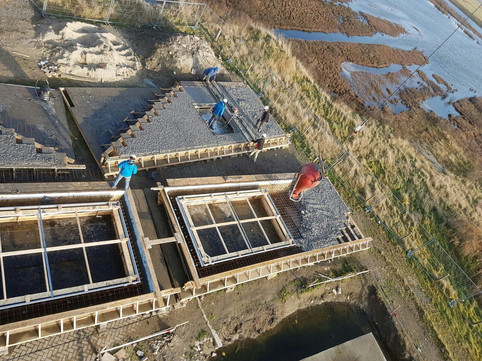 Storten van glasschuim beton.