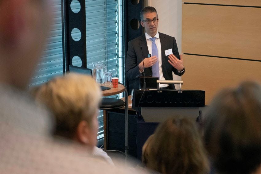 Onderzoeker Daniël van Vuuren van De Argumentenfabriek beet het spits af bij het congres Betere bedrijfsresultaten door duurzame inzetbaarheid.