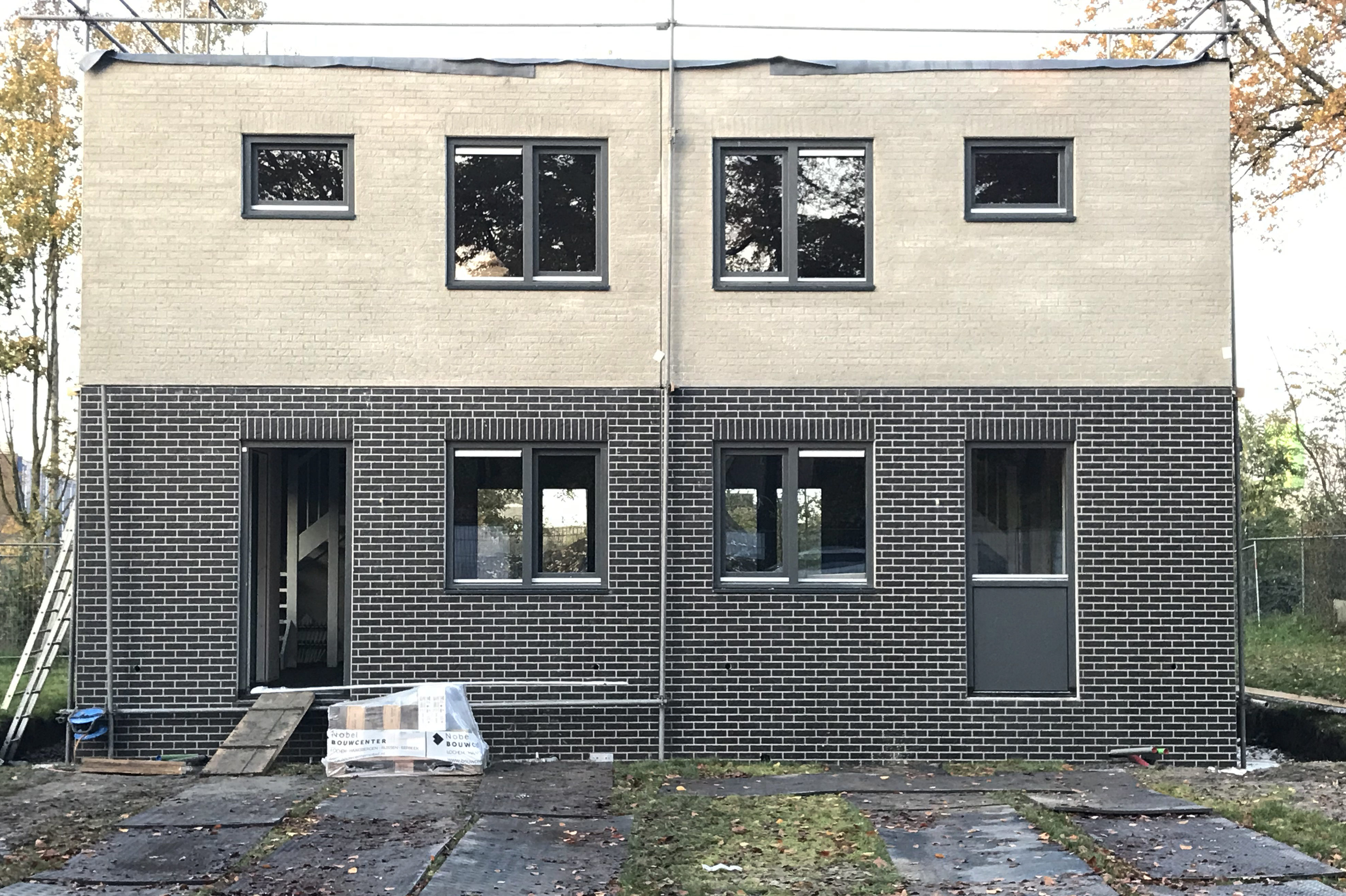 Het proefproject omvat een ‘vierkante’ doos met daarin twee woningen. De ene woning gaat dienst doen als experimenteer/innovatieproject met monitoring, de andere woning krijgt een ‘belevingsfunctie’.