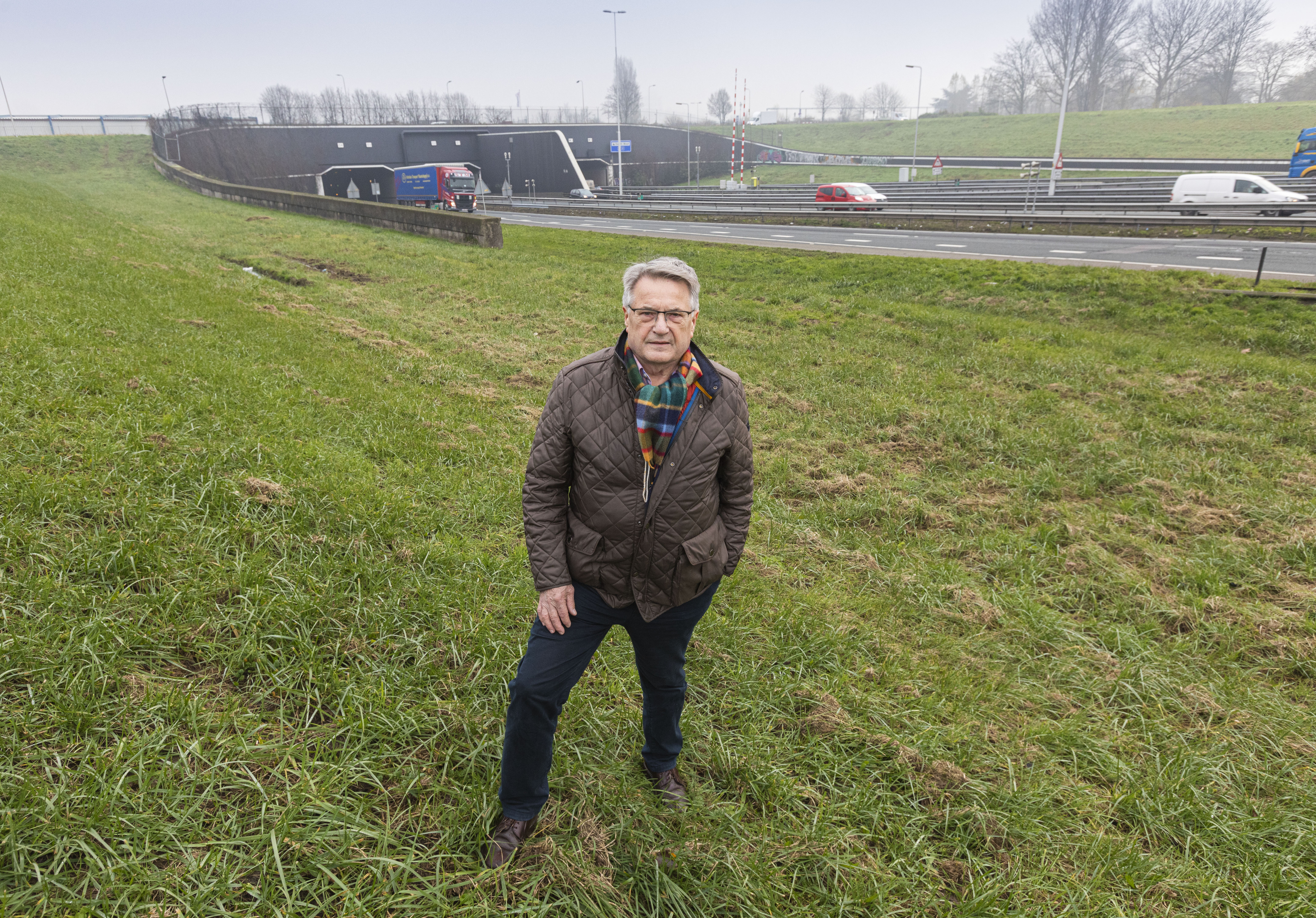 Jan de Bont, oud-directeur Rijkswaterstaat, bij de Drechttunnel met uitzicht op de A16.  
Foto: Guido Benschop