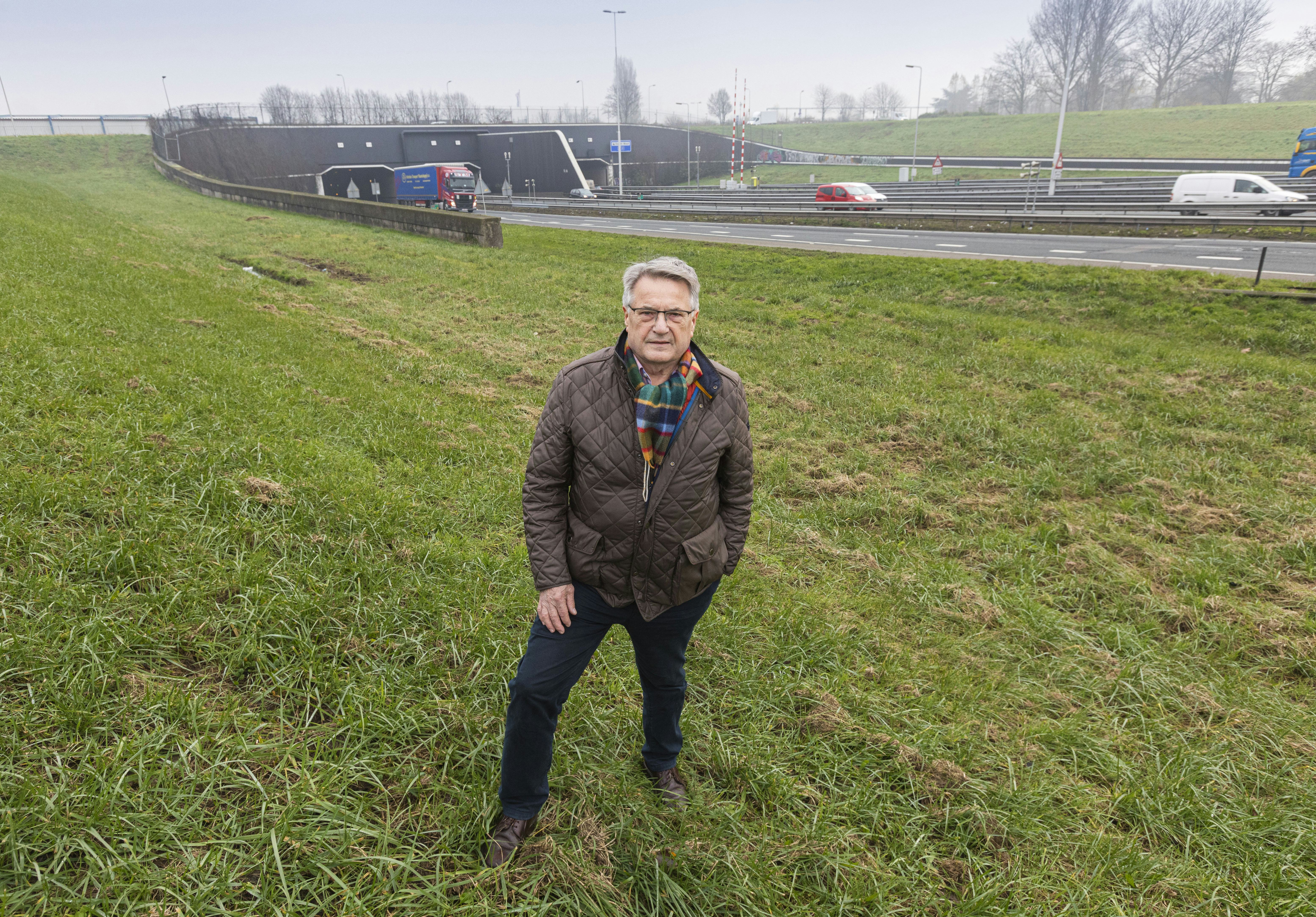 Jan de Bont, oud-directeur Rijkswaterstaat, bij de Drechttunnel met uitzicht op de A16.  
Foto: Guido Benschop