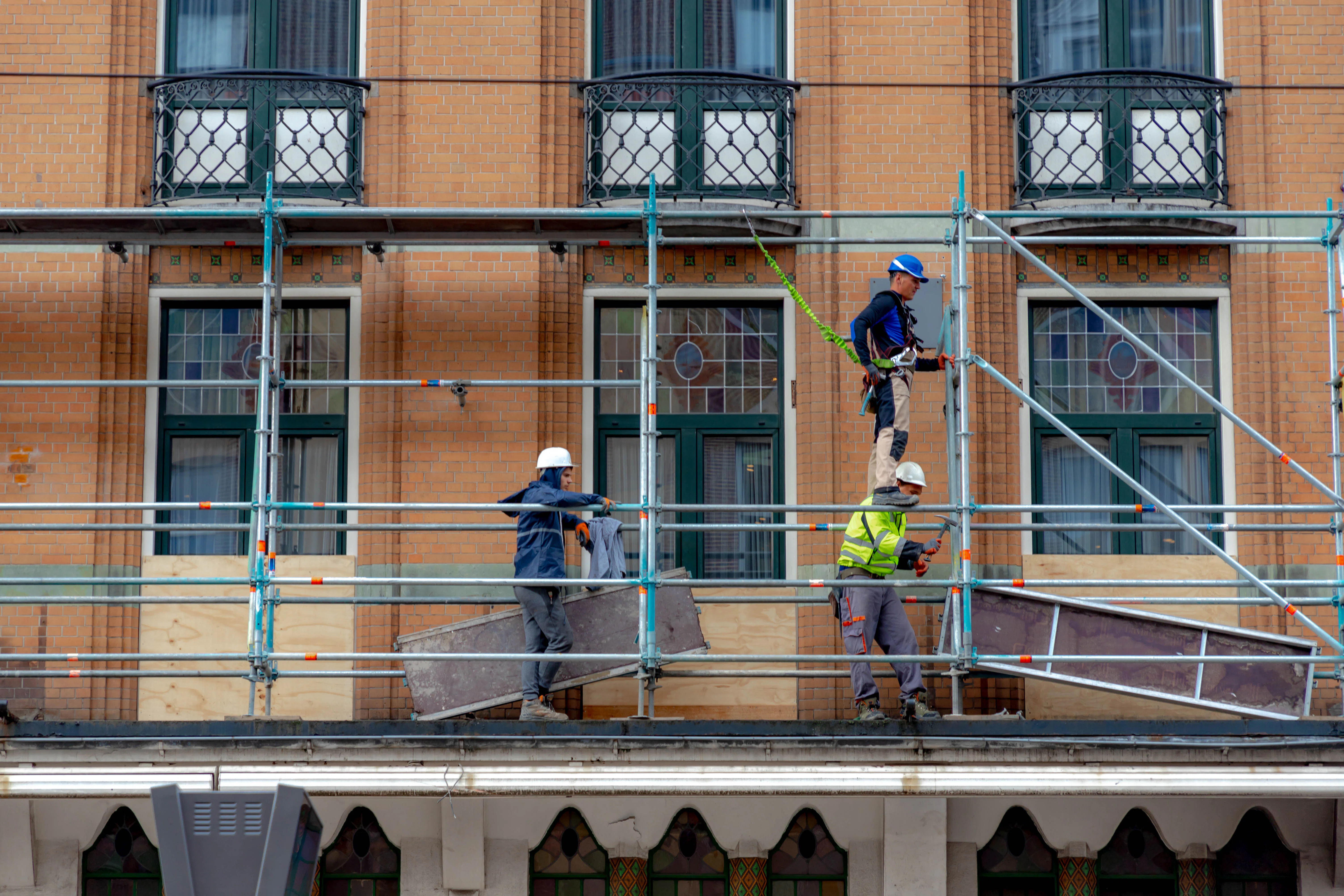 De Arbeidsinspectie ziet in alle sectoren de meldingen toenemen. Dit komt onder andere doordat de NLA afgelopen jaar samen met Meldkamer 112 een pilot startte. Foto: Shutterstock