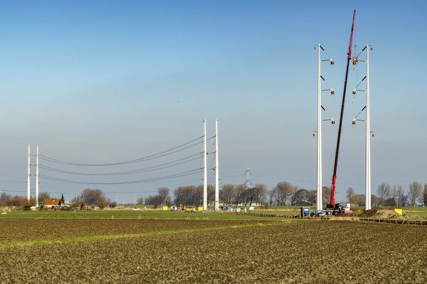 Wintrackmasten in opbouw. Foto: Tennet