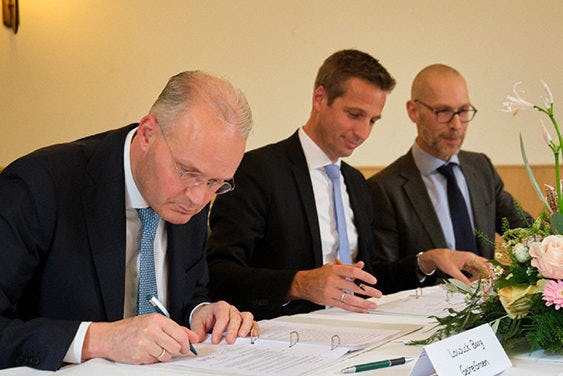 De ondertekening van het contract. Foto: Obbe Wassenaar