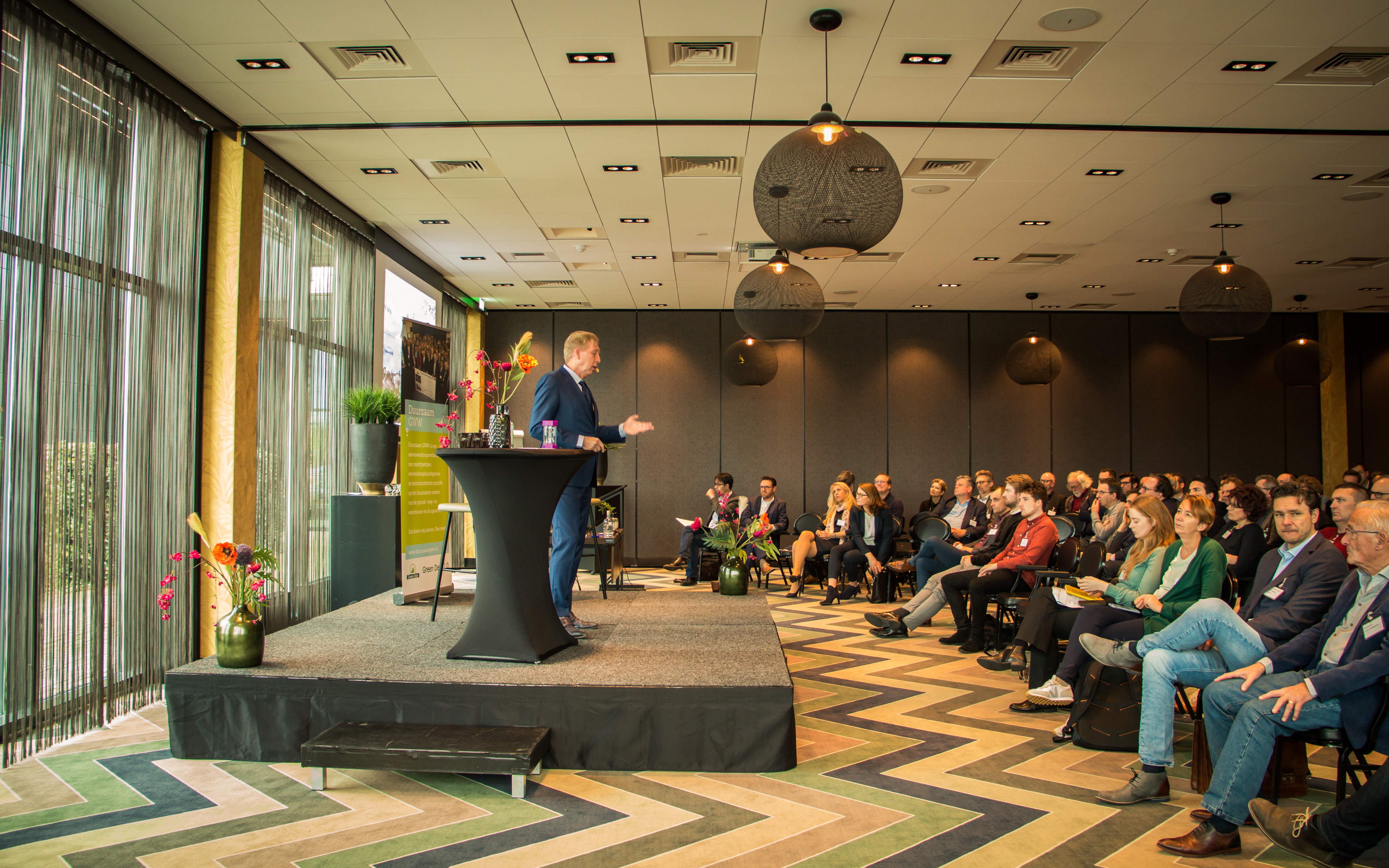 Jan Rotmans licht de evaluatie van de green deal gww toe. Beeld: Duurzame gww/Patricia van Doome