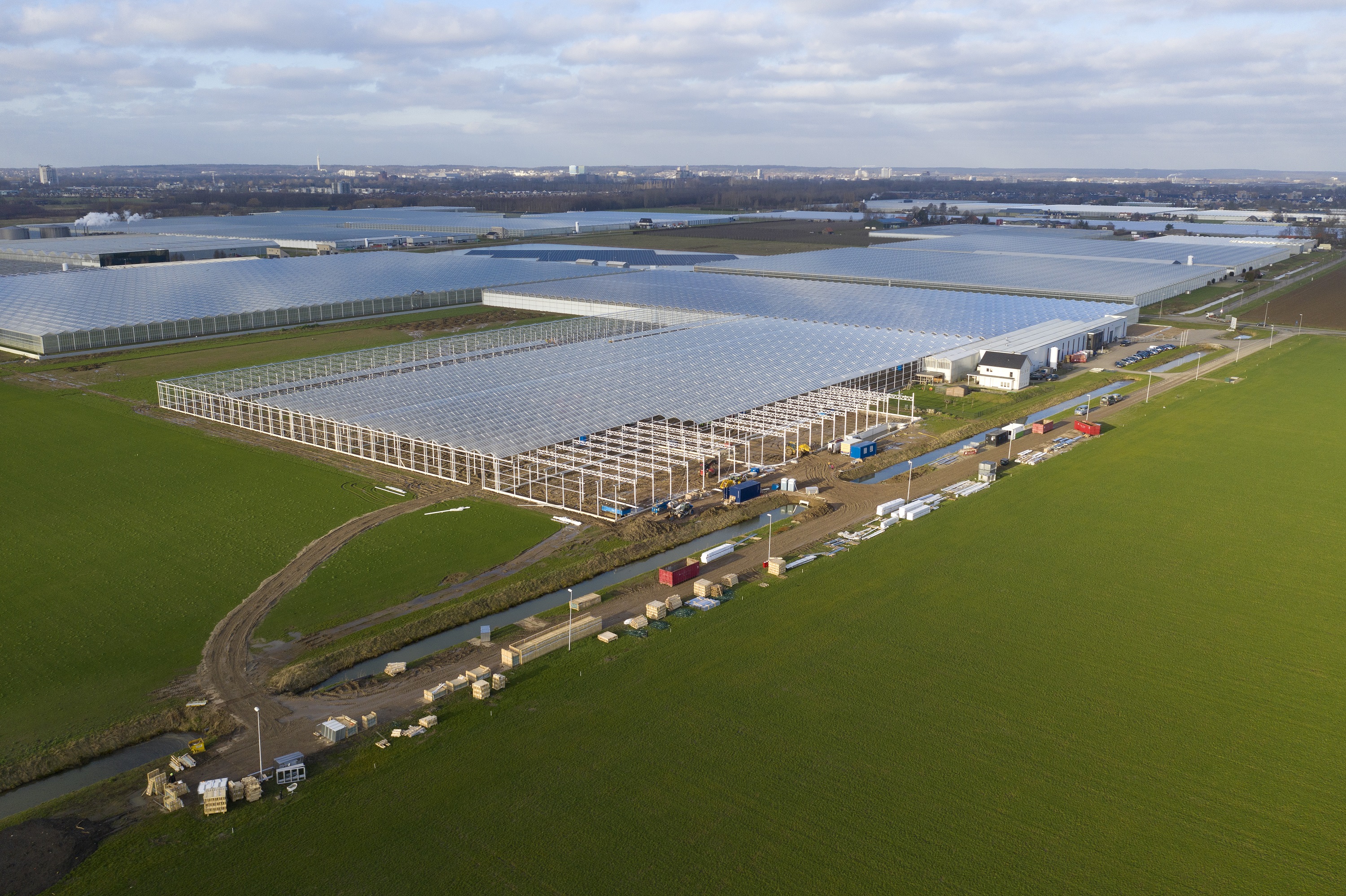 Bemmel, 050220 - Foto Ruben Meijerink / APA FOTO
Midden in het ontwikkelingsgebied Nextgarden (tussen Arnhem en Nijmegen) bouwt Karmaplants aan de uitbreiding van haar kassen.  De anthuriumkwekerij is met 6,5 hectare eigen productie al een van de grootste in Europa. Bovendien is het voorloper op gebied van duurzaamheid in deze sector. Tuinbouwontwikkelingsgebied Nextgarden meet 735 hectare en ligt in de gemeente Lingewaard. Het heeft het meest duurzame gietwatersysteem ter wereld, met daarop het grootste drijvende zonnepanelenpark van Europa.