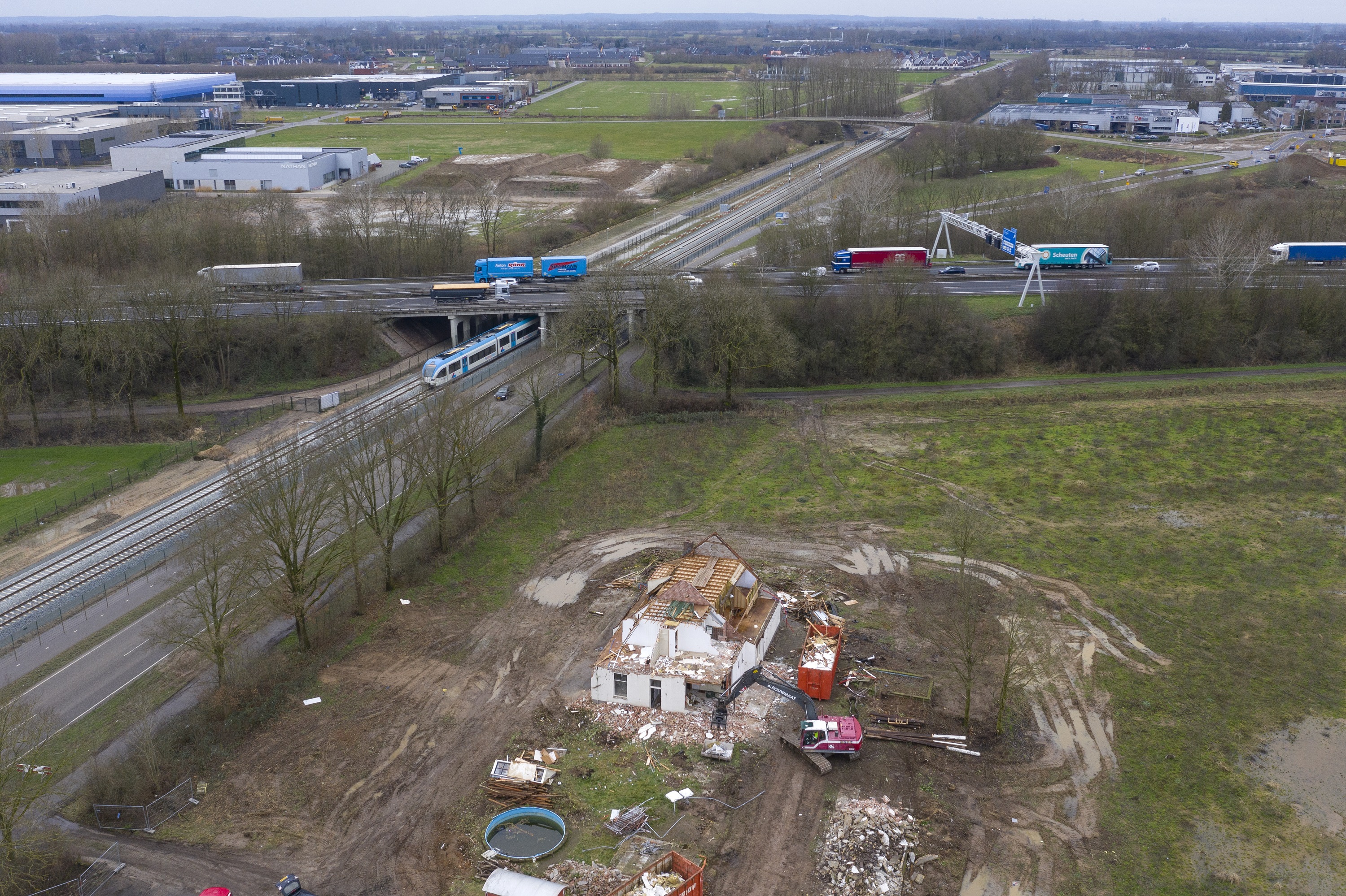 Didam, 140220
Rouwmaat uit Groenlo sloopt het tweede huis van een twintigtal woningen en stallen die in de komende periode weggehaald worden vanwege het doortrekken van de A15 naar de A12.  Op de plek waar nu de werkzaamheden zijn, langs de A12, komt de op- en afrit voor de koppeling naar de A15 die nu 12 kilometer verderop eindigt.
https://www.rijkswaterstaat.nl/wegen/projectenoverzicht/a12-a15-doortrekken-knoopppunt-ressen-oudbroeken/index.aspx
Foto: Sjef Prins - APA Foto