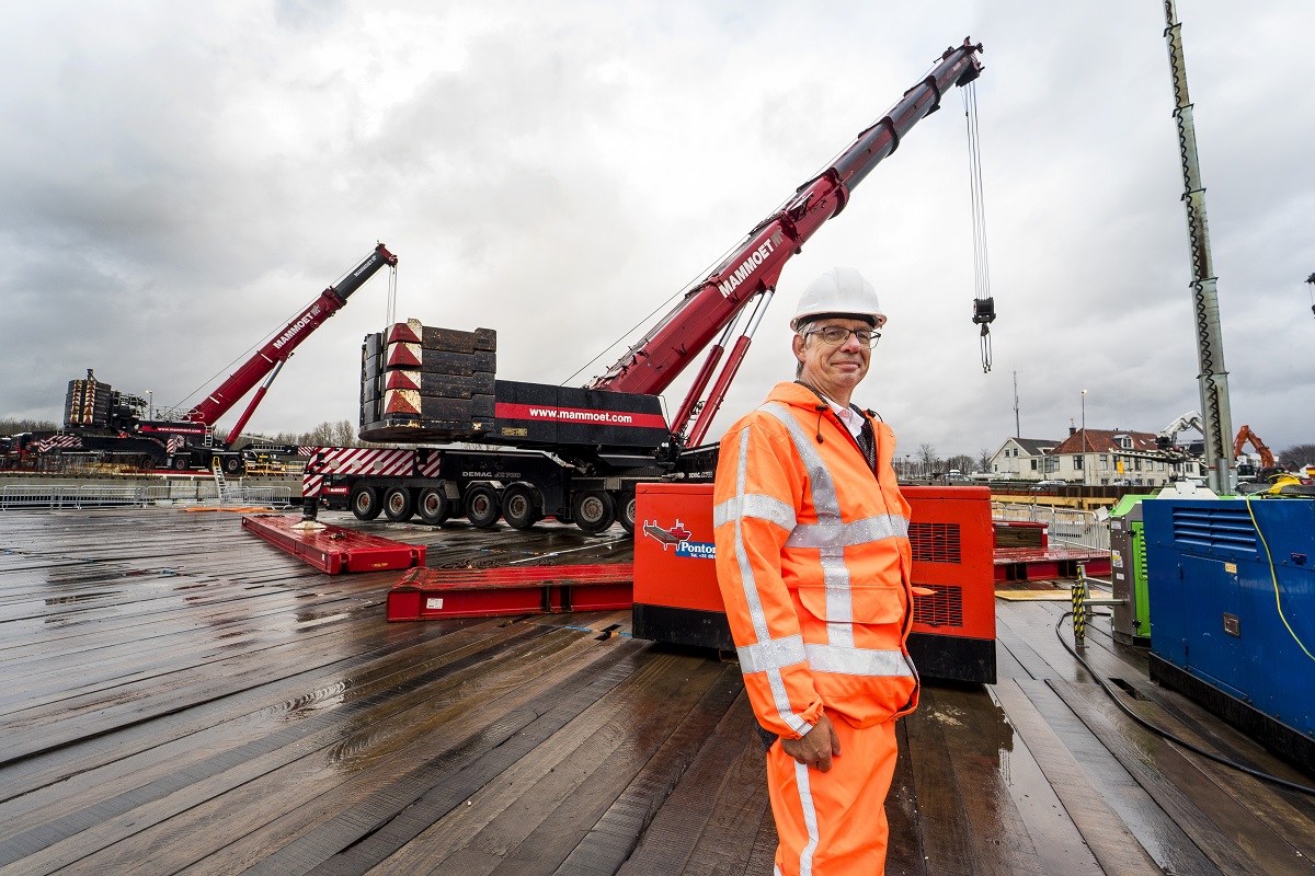 Projectmanager Willem Bogaard op het ponton bij de nieuwe brug in Halfweg. Foto: Ruud Jonkers