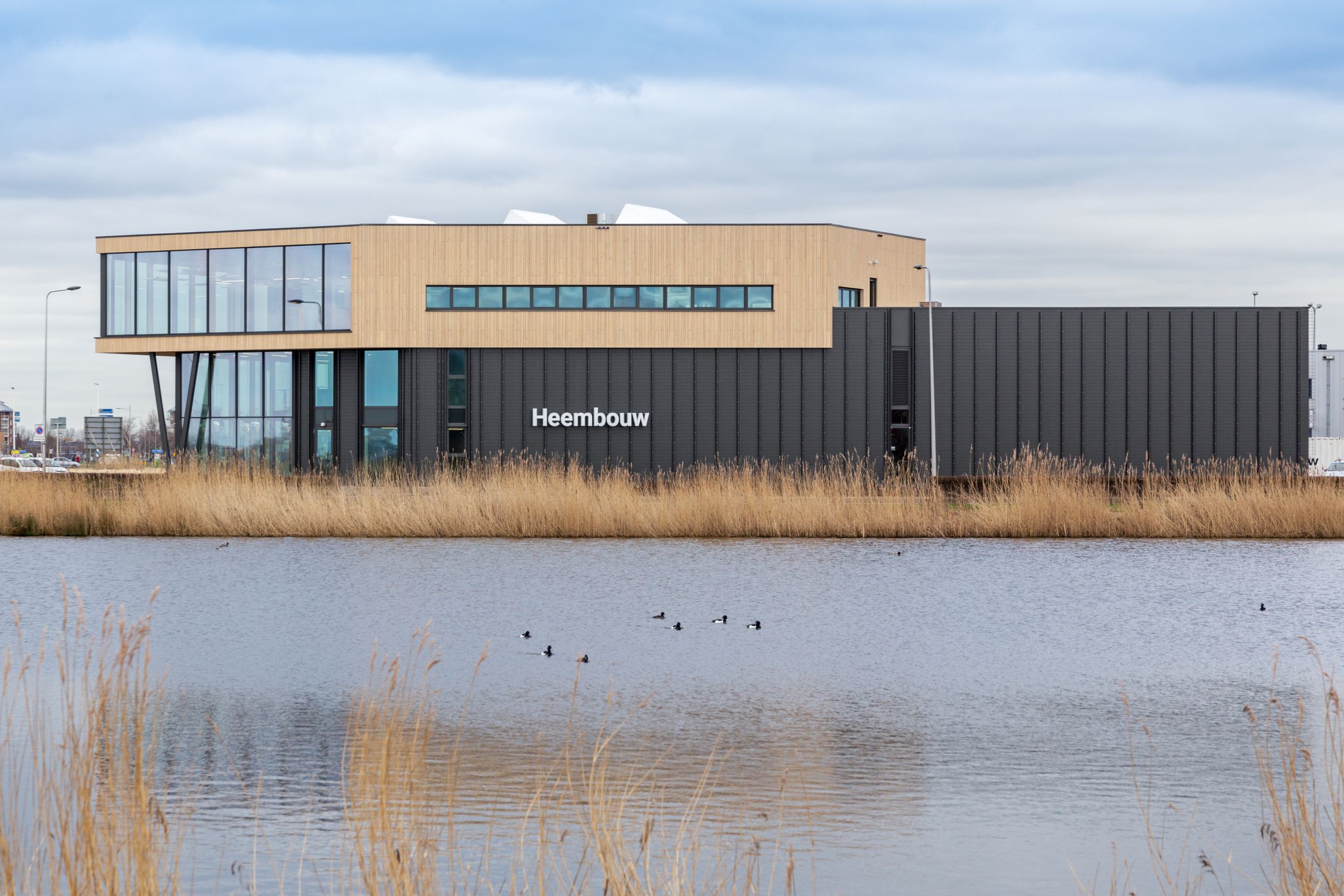 Oude kranten in plaats van plafonds, nieuwe huisvesting voor Heembouw Kantoren