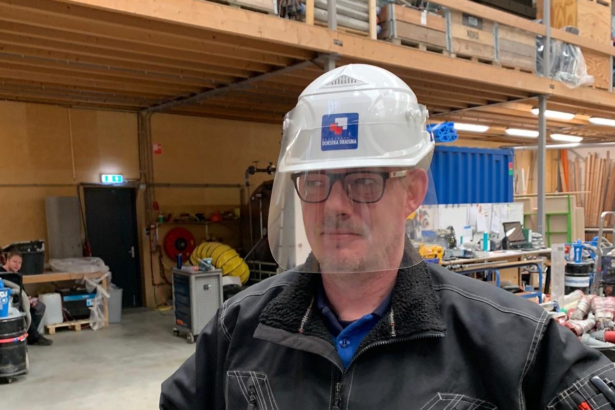 Friese bouwer bedenkt coronahelm: 'Morgen zijn de eerste 500 exemplaren klaar'