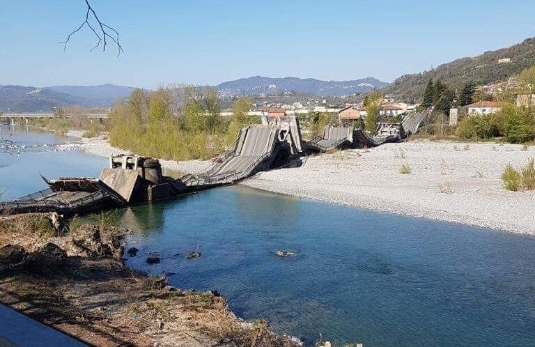 De ingestorte brug bij Albiano. Foto: Twitter