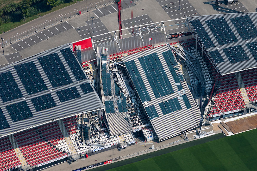 De gedeeltelijke instorting van de kap van het AZ-stadion in 2019 was de directe aanleiding voor de invoering van de APK voor gebouwen. Foto: Shutterstock.