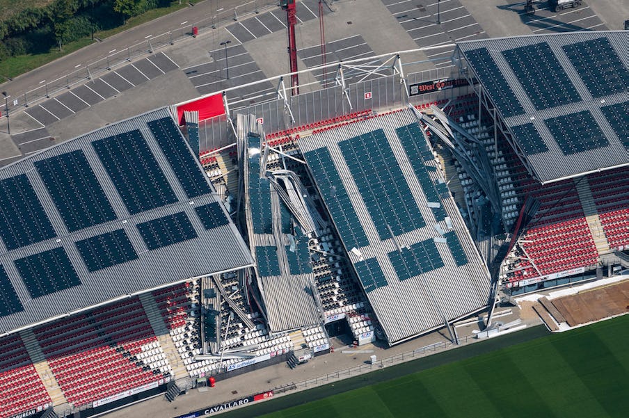 De gedeeltelijke instorting van de kap van het AZ-stadion in 2019 was de directe aanleiding voor de invoering van de APK voor gebouwen. Foto: Shutterstock.