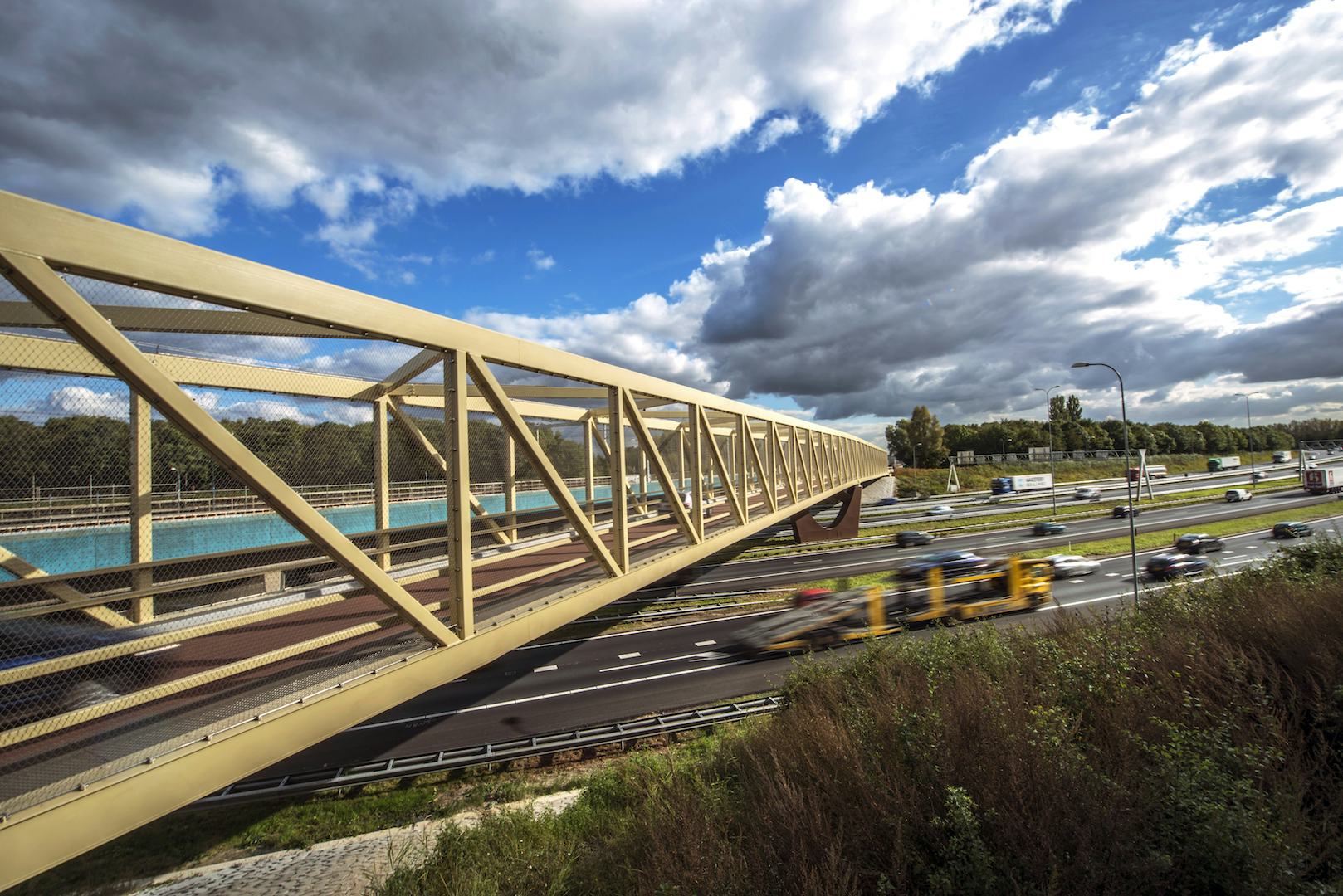 Een brug met composietdek over de A27 bij Utrecht. Foto: Ermindo Armino / Fibercore