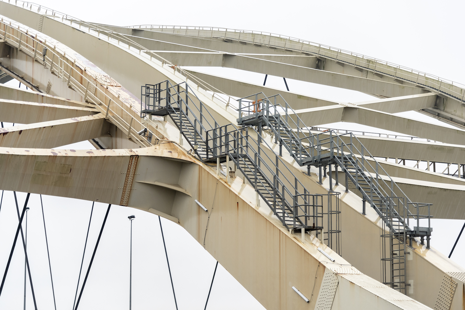 De westelijke Van Brienenoordbrug uit 1990 is de jongste van de twee. Die wil Rijkswaterstaat als eerste aanpakken. Foto: Rijkswaterstaat