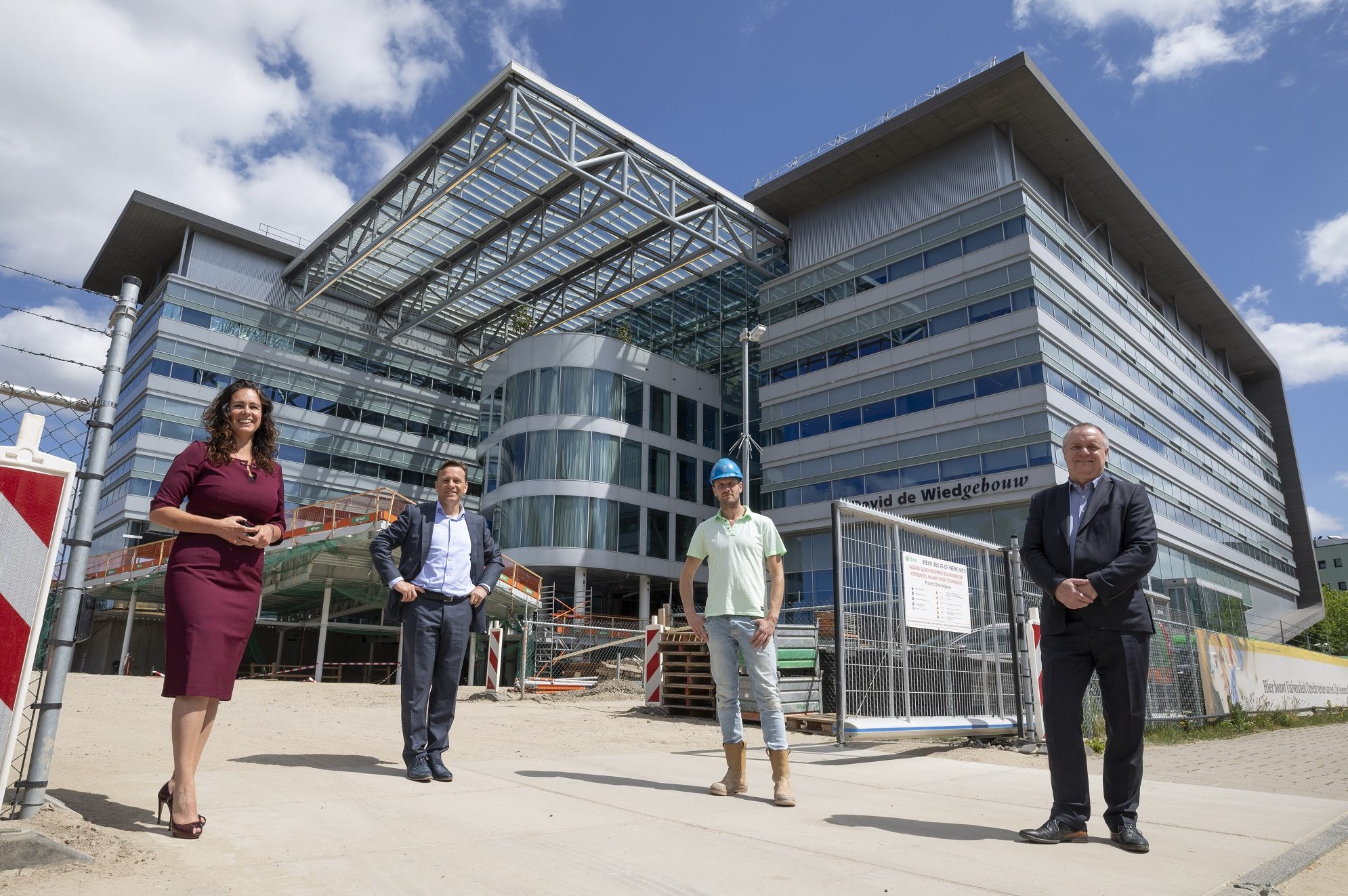 Van links naar rechts: Fiona van ´t Hullenaar Directeur Vastgoed van de Universiteit Utrecht, Directeur Projectenbedrijf Martijn van der Knaap en hoofduitvoerder Robin Kroesen van BAM Bouw en Techniek en Projectmanager Leo Schepers van de Universiteit Utrecht. Foto: APA Foto, Sjef Prins.
