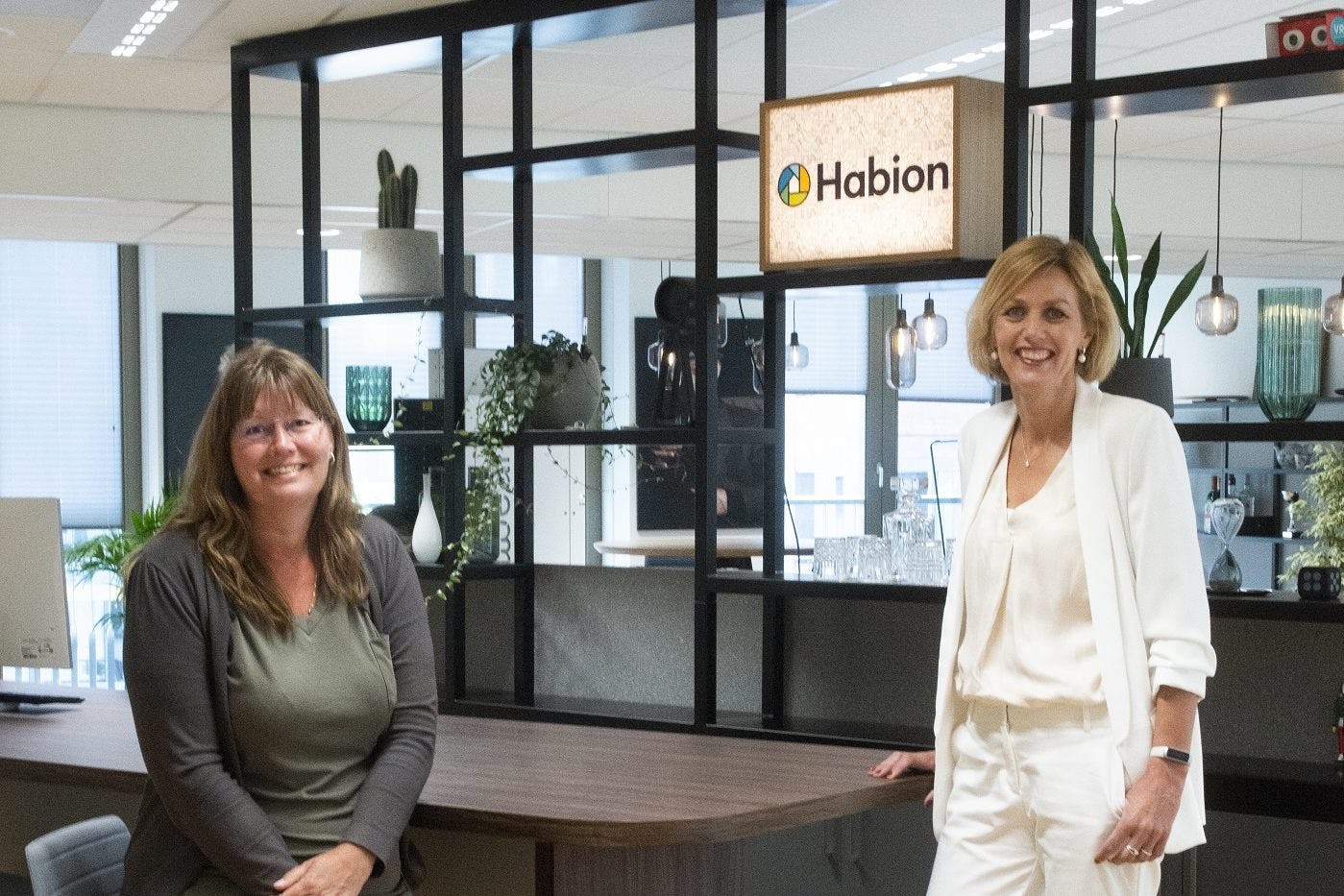 Barteline Smit, assetmanager bij Habion (links) en Sandra Smits, klantmanager bij Dijkstra Draisma.