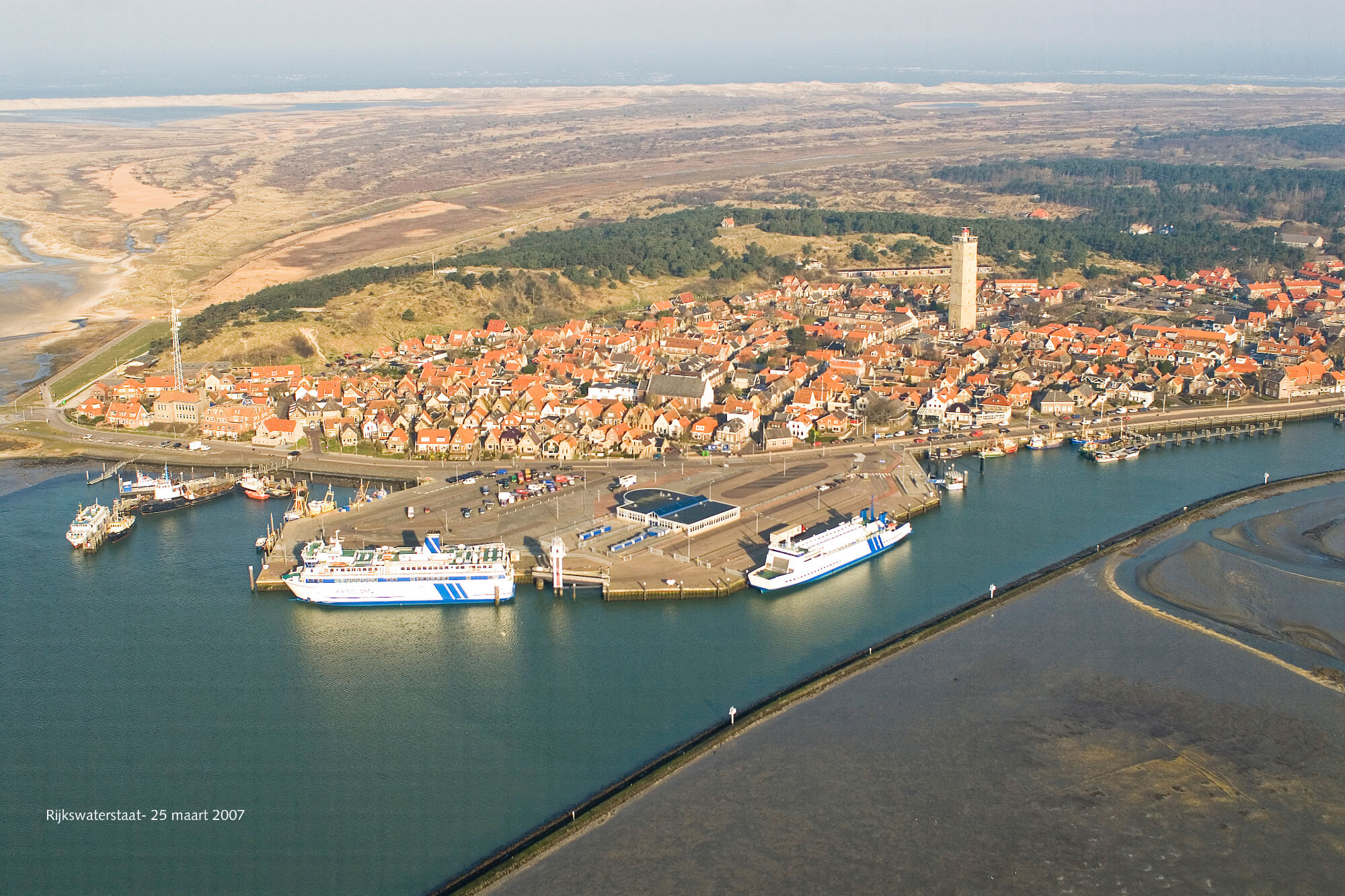 Minister Karremans: “De problematiek op dit eiland is uniek: zonder een robuuste kade is Terschelling afgesneden van de buitenwereld." Foto: Rijkswaterstaat