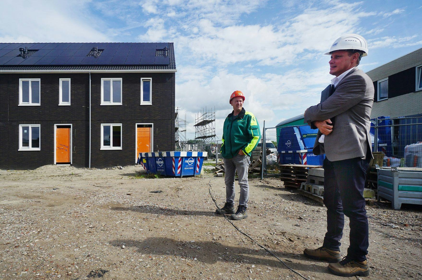 In de buurt De Houtwal zet Dura Vermeer meerdere geprefabriceerde
eengezinswoningen neer. Op de foto BIM Engineer Frank Heisterkamp en algemeen
directeur Mark Faay.