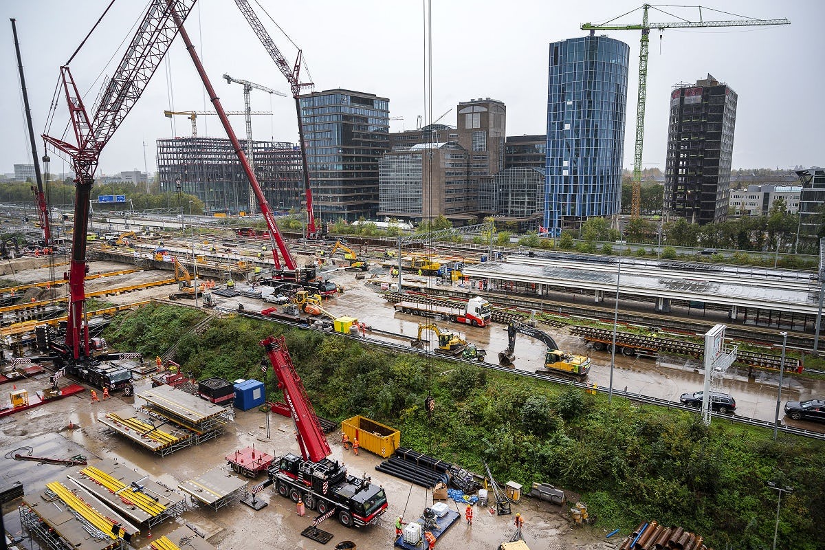 Vooral de noordelijke tunnel van het Zuidasdok scheert straks pal langs de gevels van de kantoorgebouwen. Foto: ANP / Evert Elzinga