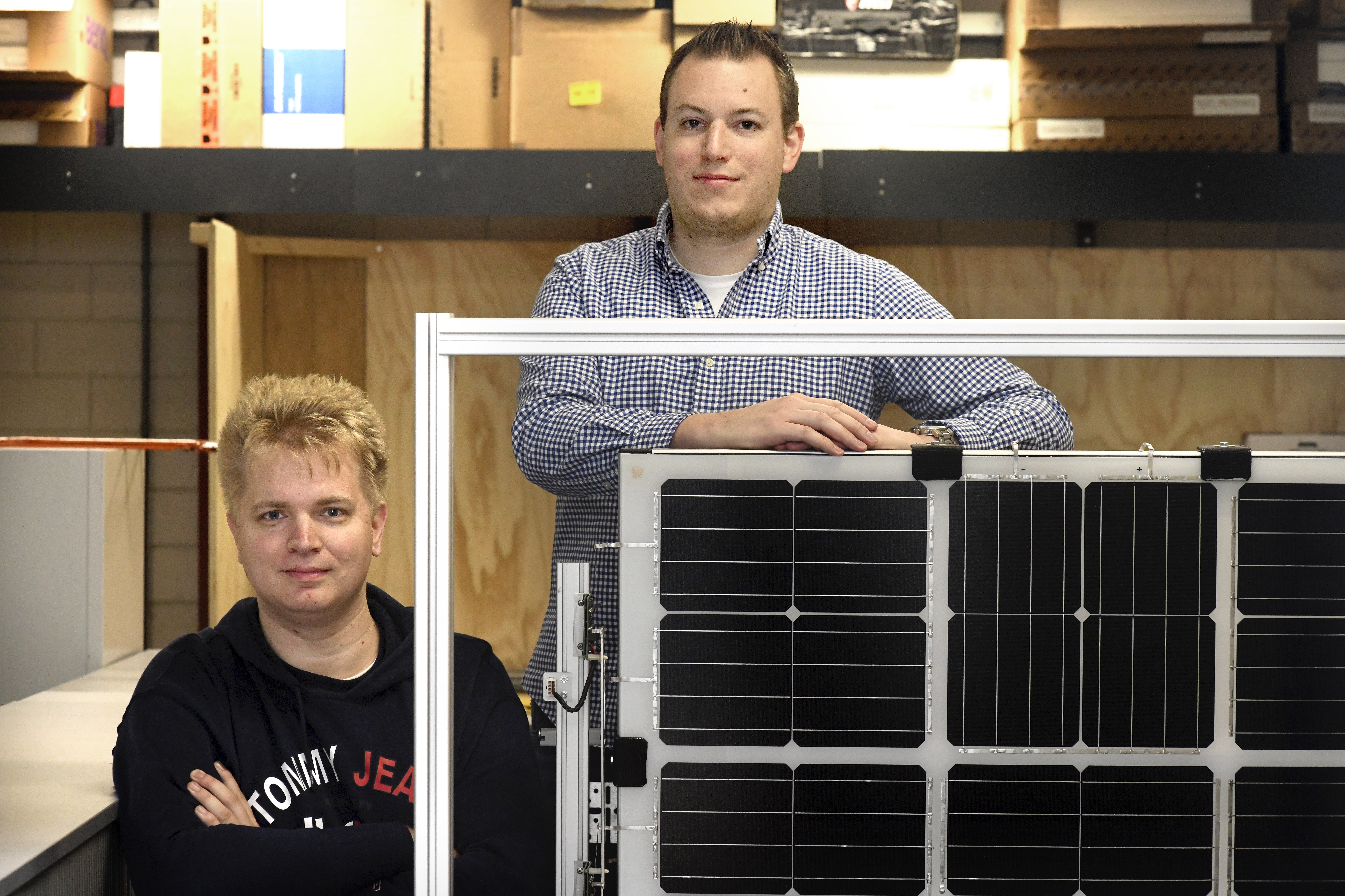 Marc Peters (links) en zijn compagnon Tom Bijker van SunChip Projects bij hun bijzondere geïntegreerde zonnepaneel. Foto: Toma Tudor