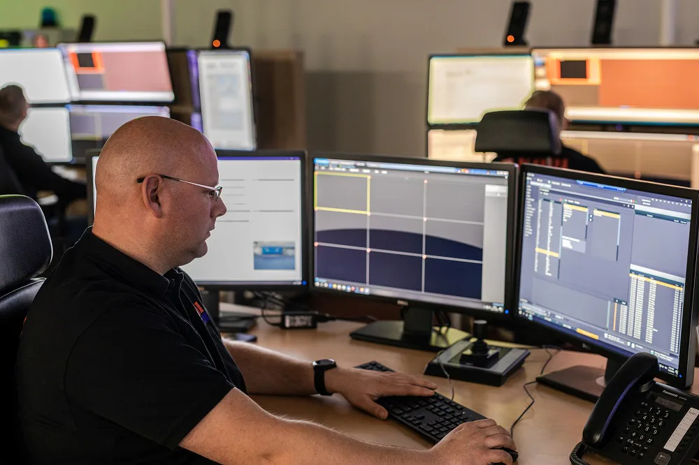 Al onze producten zijn verbonden aan ons innovatieve en professionele 24/7 Kooi Alarm Center.