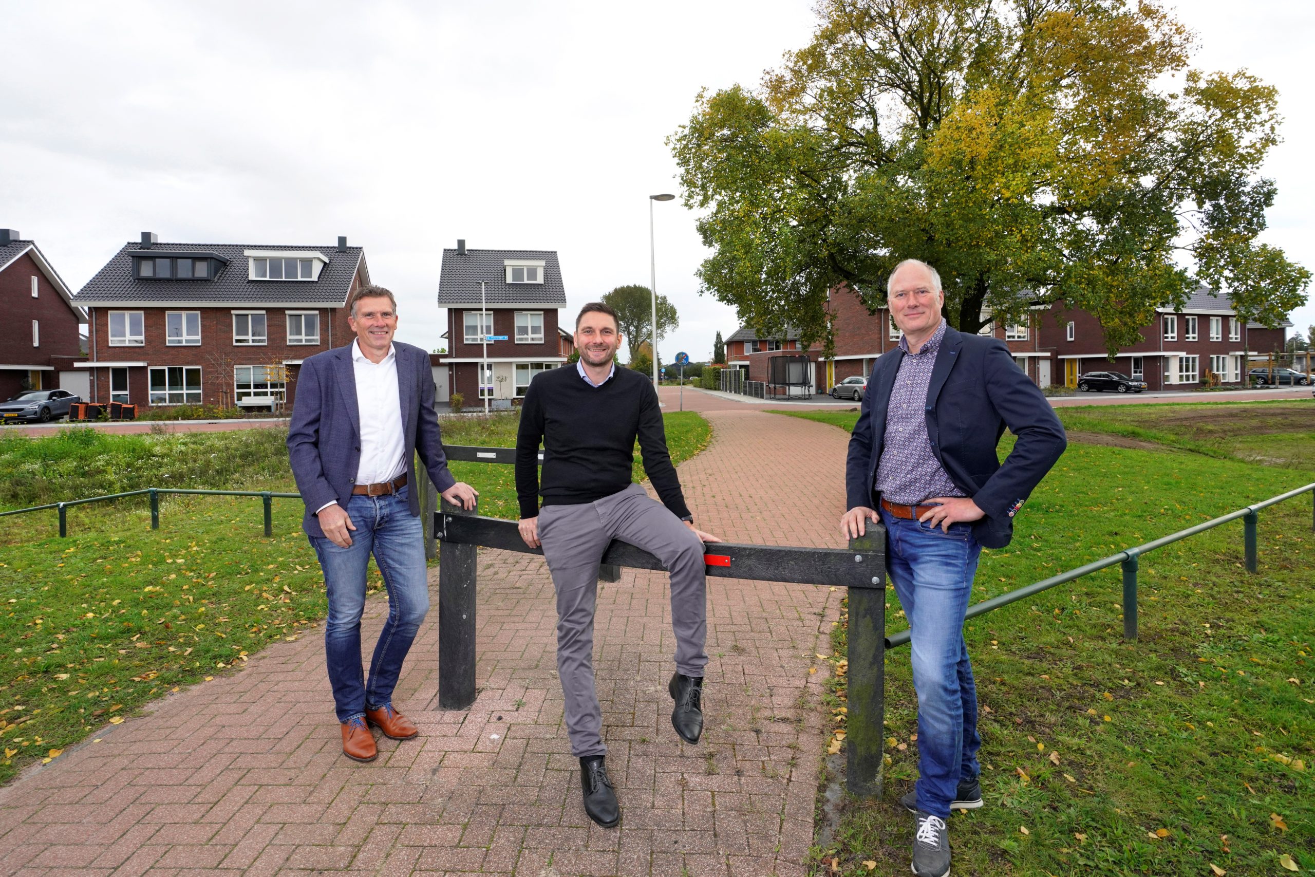 Roel Mateboer (links), Roland de Wit (midden) en Gert Mateboer voor een net afgerond project in Elburg. Foto: Ruud Ploeg