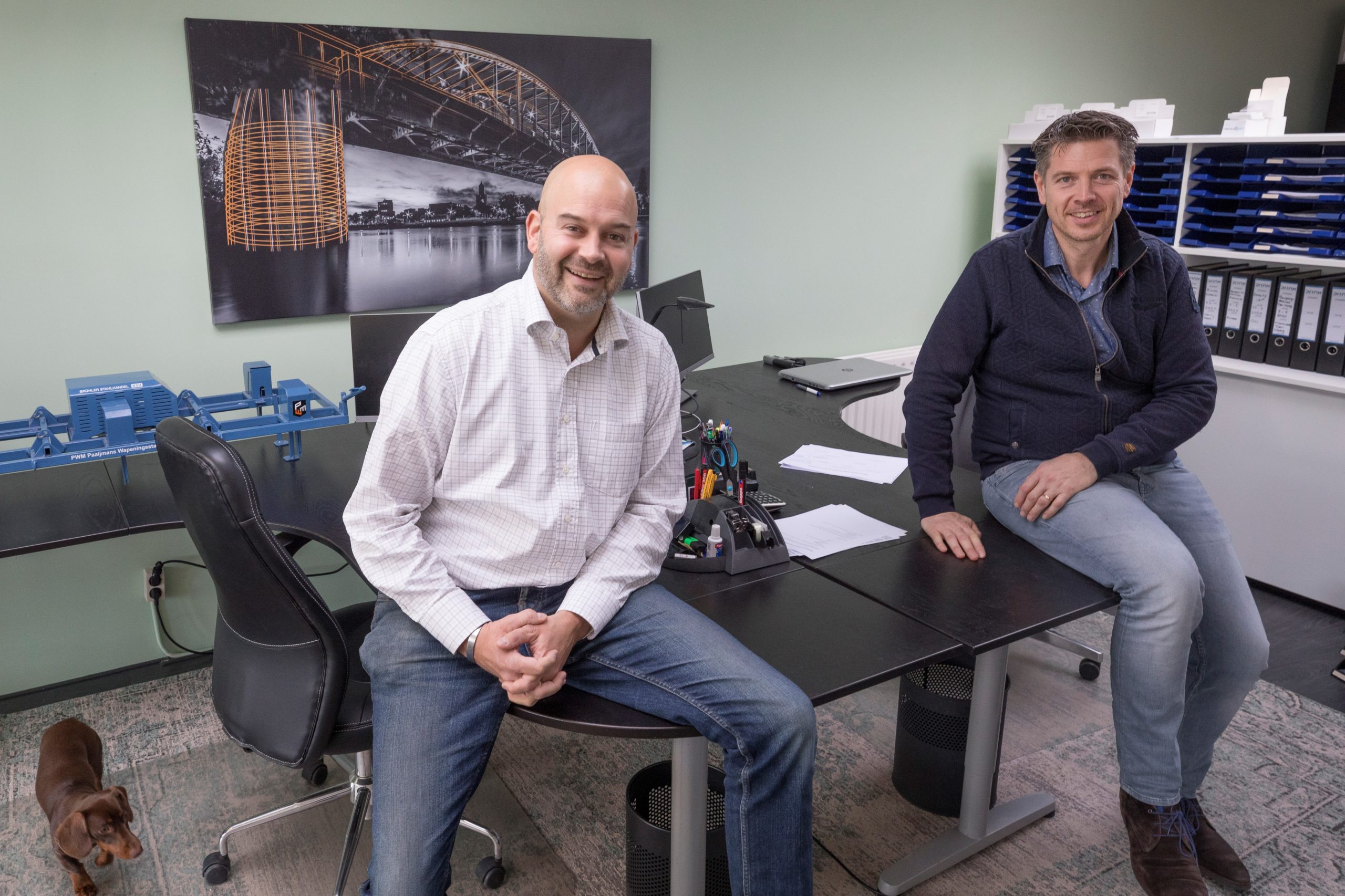 Pjotr Paaijmans (links) en Frank van Herwaarden met de Mat-o-matic.. Foto: Sjef Prins - APA Foto