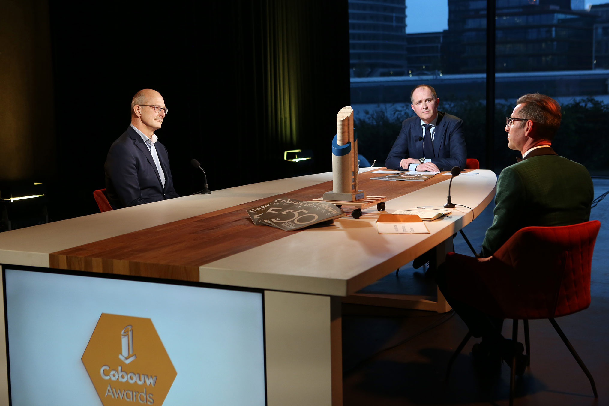 Alex Hesling ontvangt juryuitleg Cobouw Award Duurzaamheid foto: Cynthia van Dijke