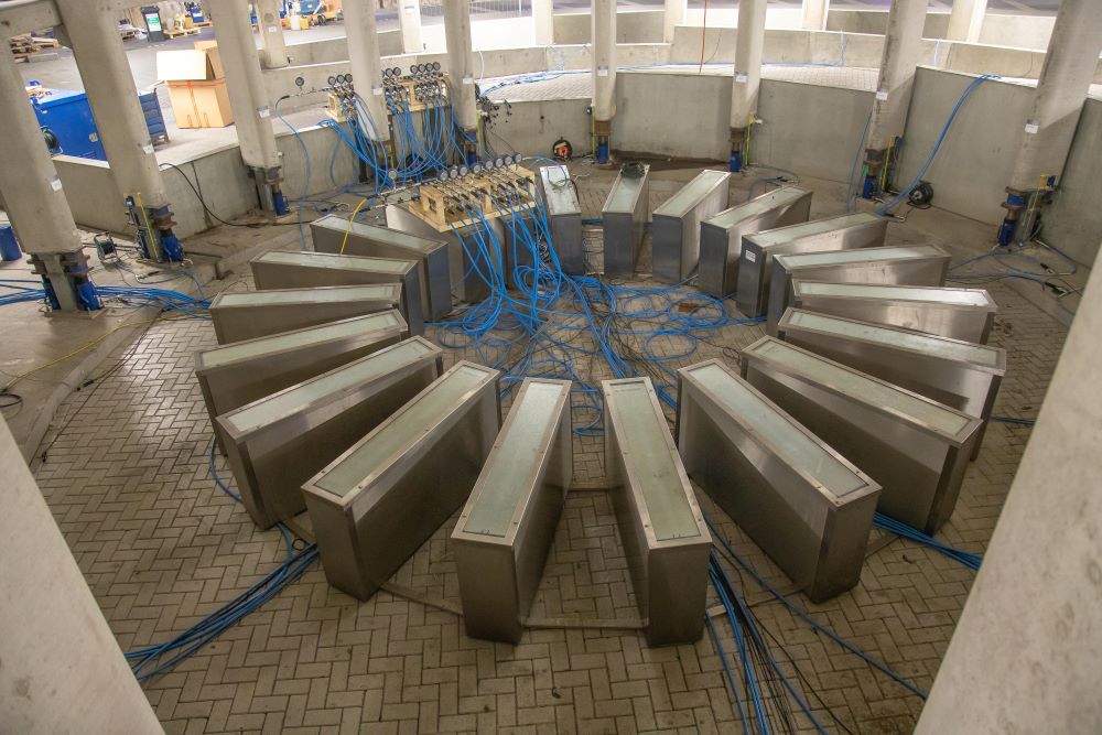 In totaal werden 102 hydraulische vijzels van CT de Boer tegelijkertijd in werking gesteld. Foto’s: Mattijs Beverdam