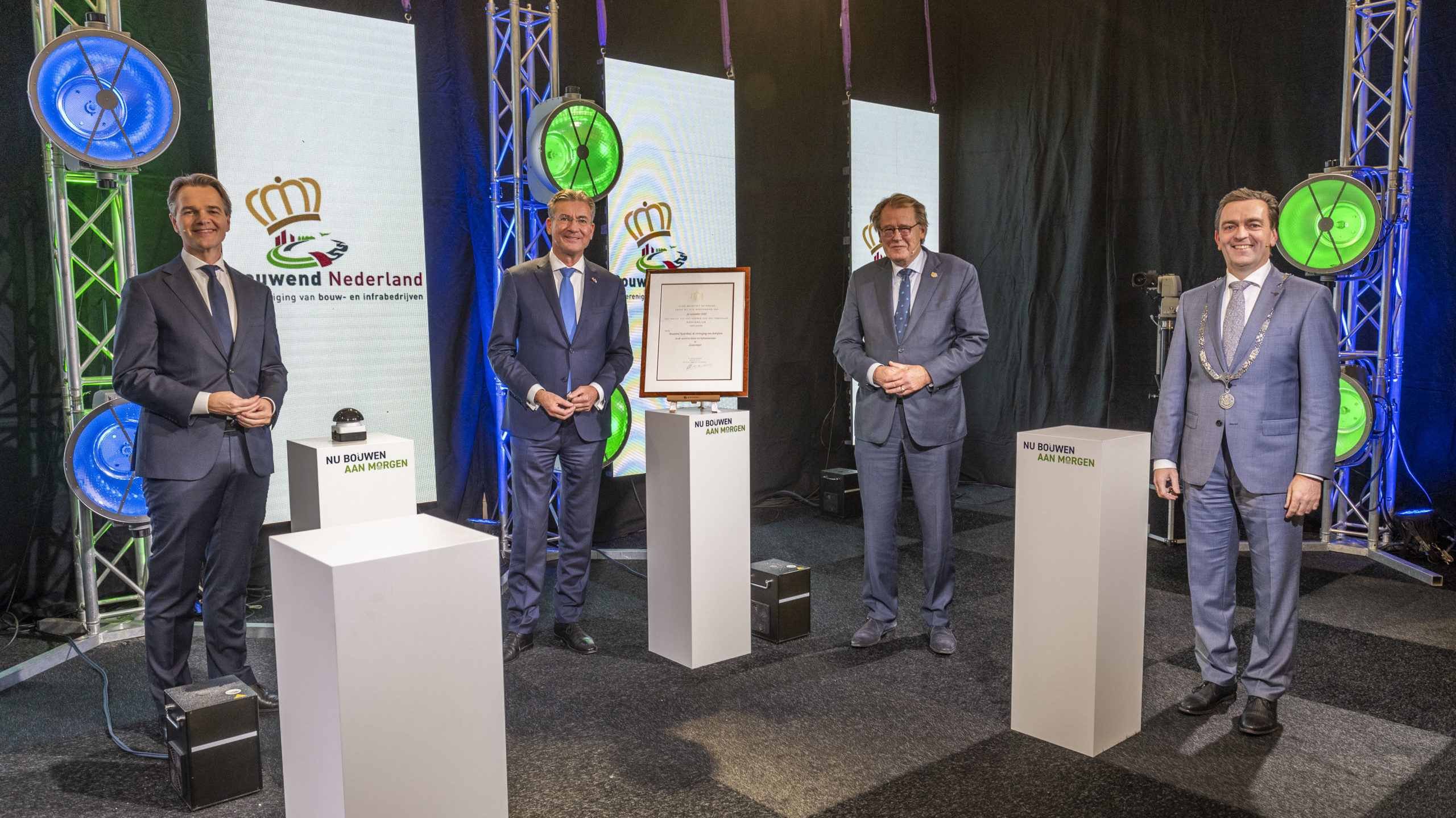 Vlnr: Fries Heinis (algemeen directeur Bouwend Nederland), Maxime Verhagen (voorzitter), Jaap Smit (Commissaris van de Koning in Zuid-Holland) en Michel Bezuijen (burgemeester van Zoetermeer). Foto: Bouwend Nederland