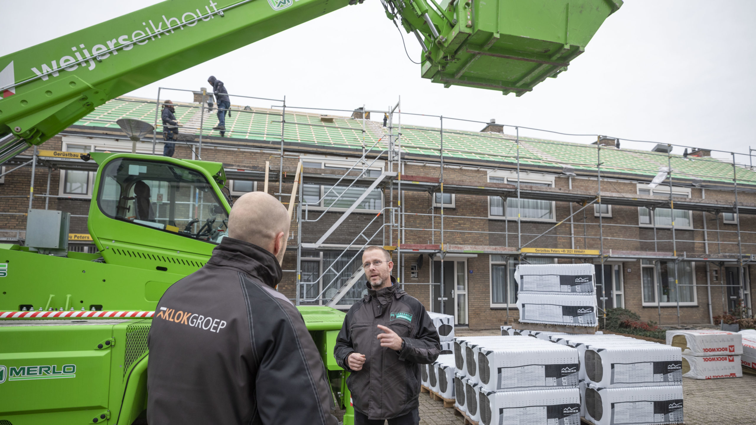 Corporatie Oosterpoort laat in Kekerdom tientallen woningen energetisch opwaarderen. Dat gebeurt vanzelfsprekend door de ‘huisbouwers’ KlokGroep en De Variabele. Foto: APA/Sjef Prins